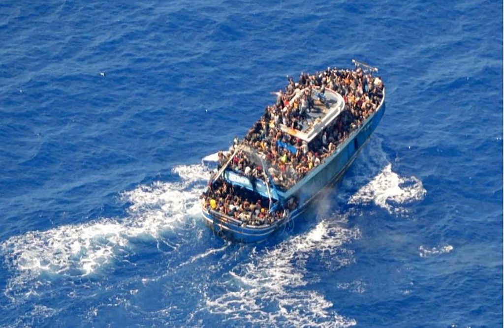 اليونان تحيل 9 ناجين من غرق قارب للمحاكمة بتهمة الاتجار بالبشر