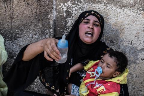 حليب الأطفال.. البحث عن «لبن العصفور»