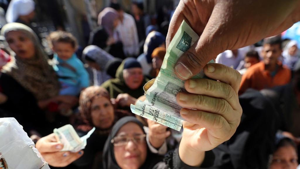 البنك الدولي: ارتفاع معدل الفقر في مصر إلى 32.5% | اختفاء 6 شباب بعد اعتقالهم في الإسكندرية على خلفية تضامنهم مع فلسطين