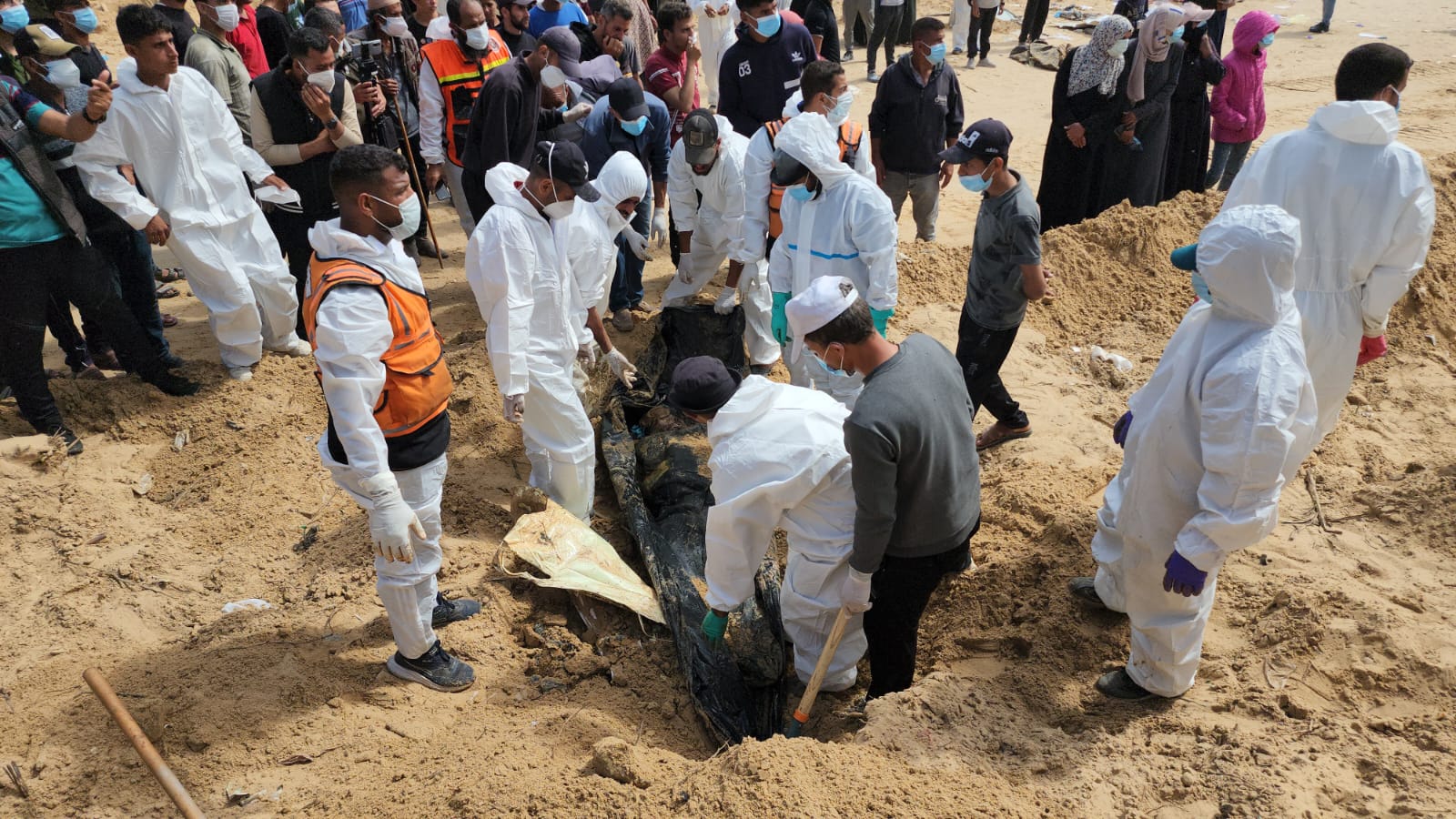 الدفاع المدني: انتشلنا 150 جثة متحللة من مقبرة مجمع ناصر الجماعية | 14 قتيلًا وعشرات الجرحى في اقتحام «نور شمس»