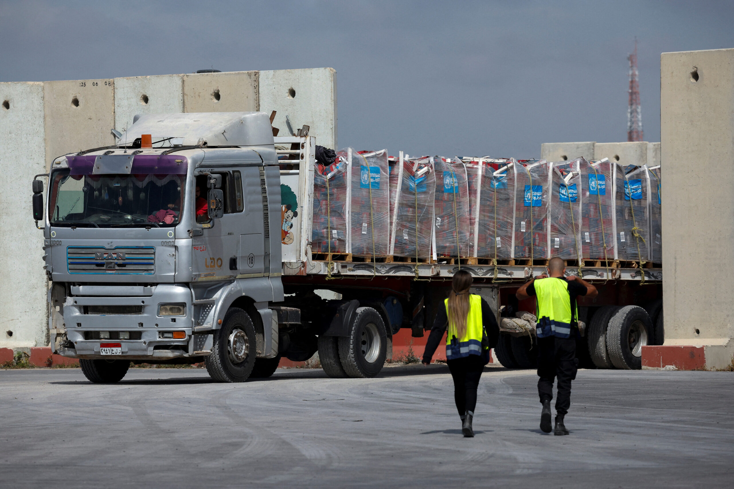 Aid once again enters Gaza from Egypt following temporary agreement with US
