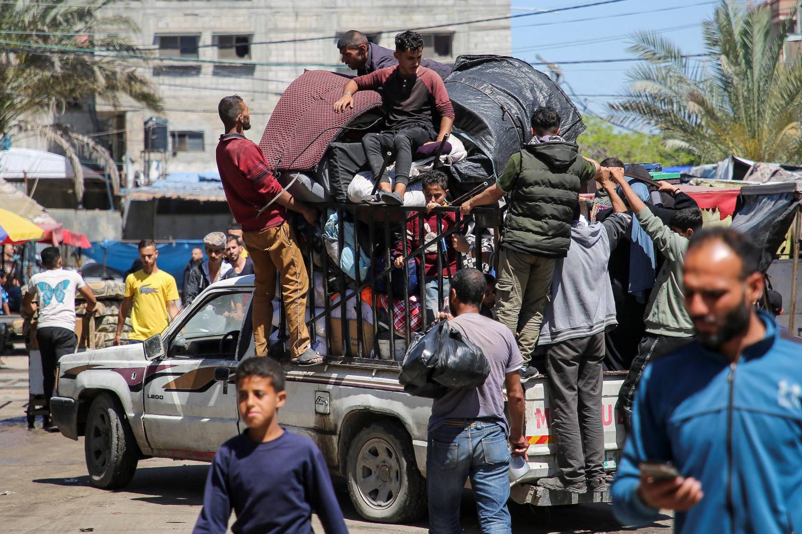 النازحون في رفح يعيدون نصب خيامهم «بين المجاري والنفايات» في خان يونس | بايدن: عملية رفح سببت مشكلات مع مصر