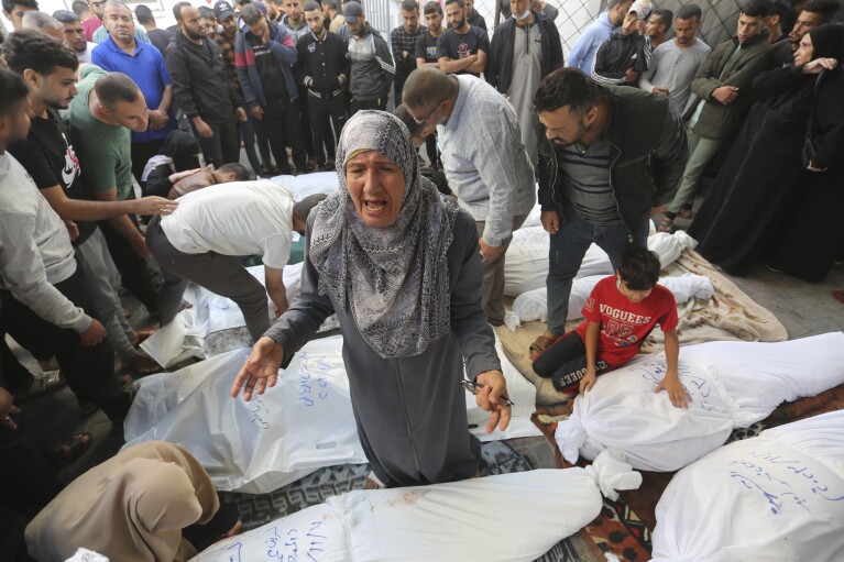 قصف الخيام في رفح والمنازل في غزة يقتل 101 فلسطيني | قوات الاحتلال تستخدم مصابًا فلسطينيًا كدرع بشري في جنين