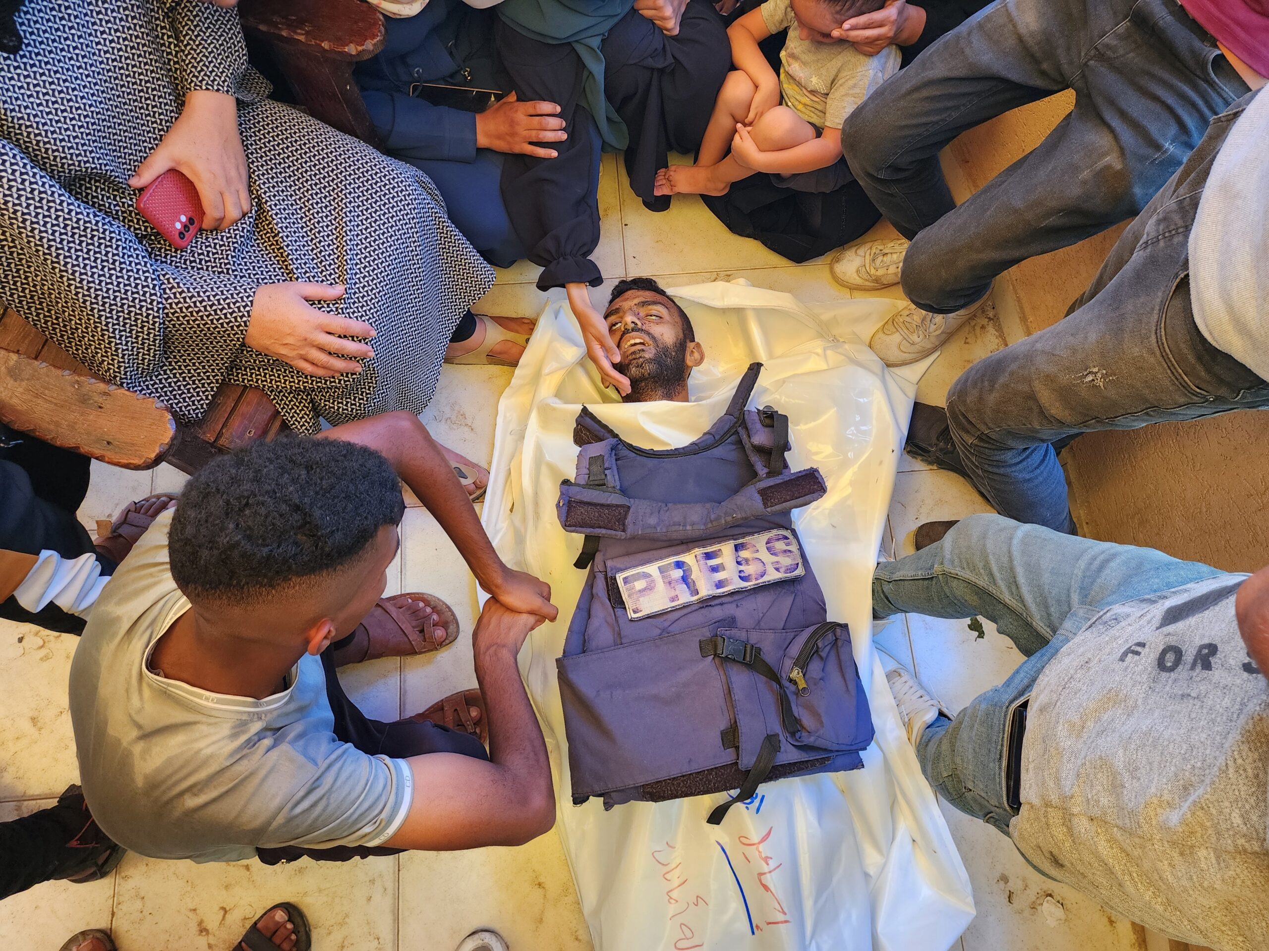 مقتل صحفي في قصف إسرائيلي على خان يونس | وفاة طفل جوعًا في غزة | السعودية ودول أوروبية تدعو رعاياها لمغادرة لبنان