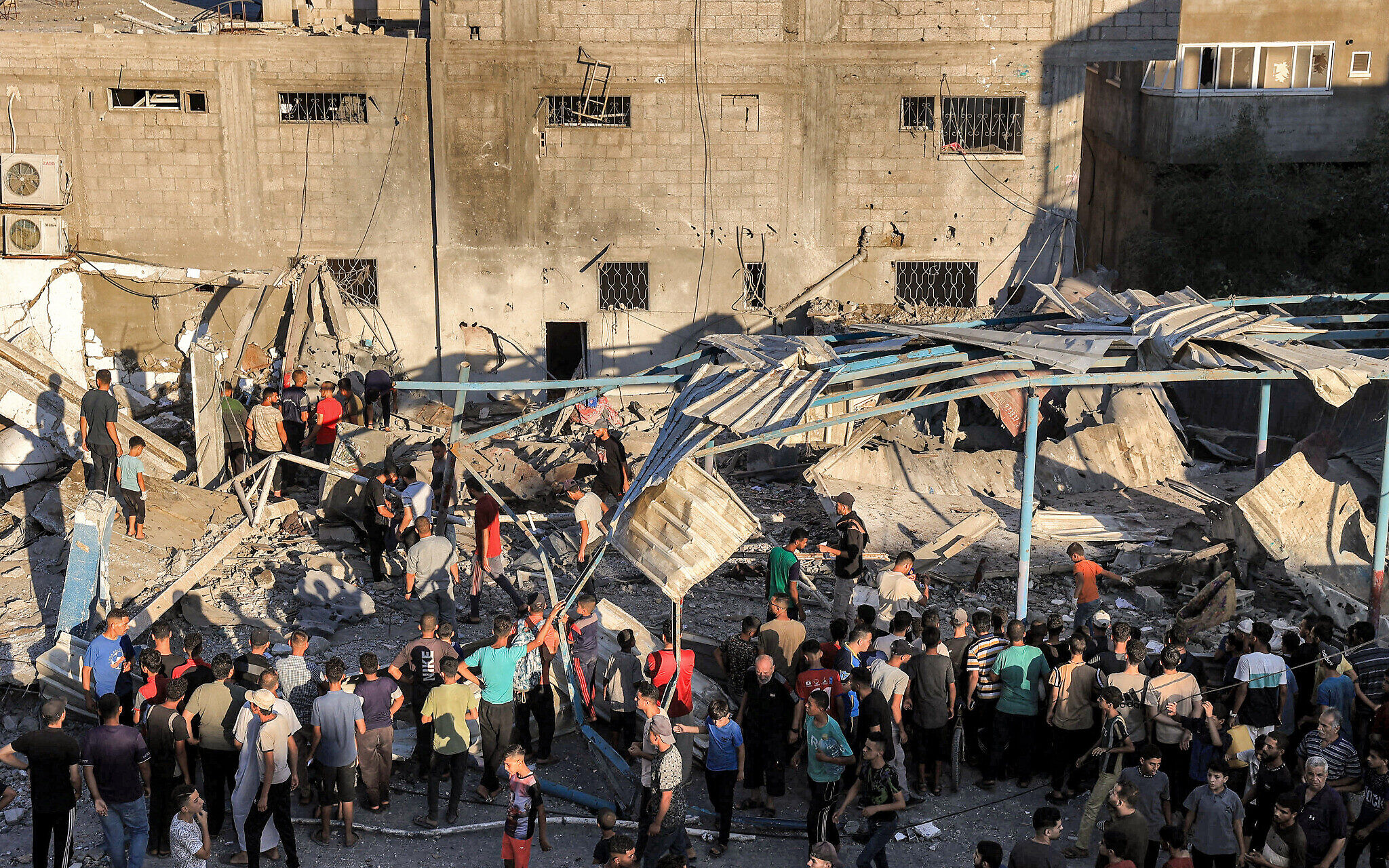الاحتلال يقتل 3 فلسطينيين عقب لحظات من إطلاق سراحهم.. ويقصف مدرستين لإيواء النازحين