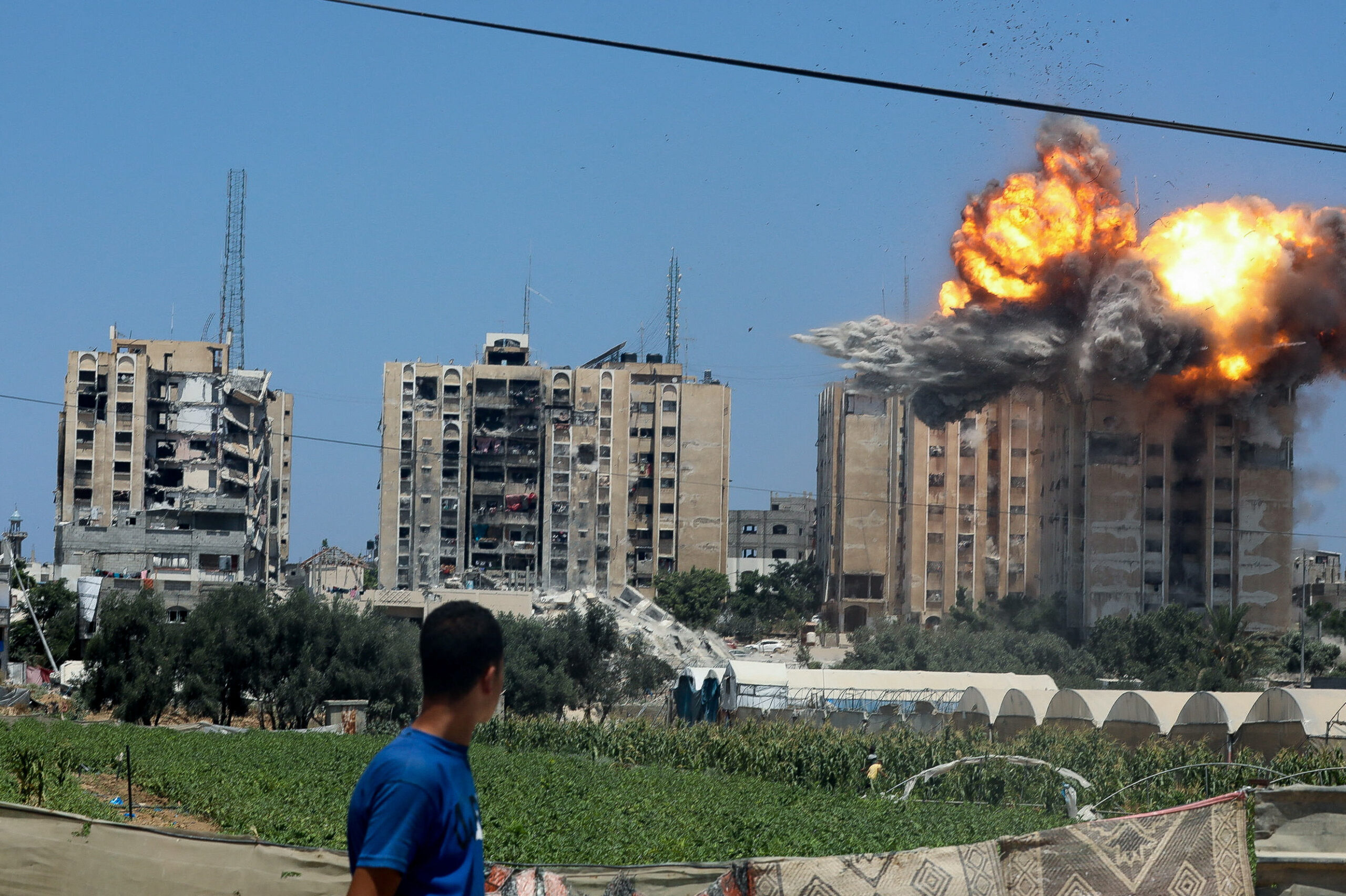 قصف الاحتلال يقتل 64 فلسطينيًا آخر 24 ساعة | «صحة غزة»: انتشار فيروس شلل اﻷطفال في مياه الصرف «كارثة جديدة»