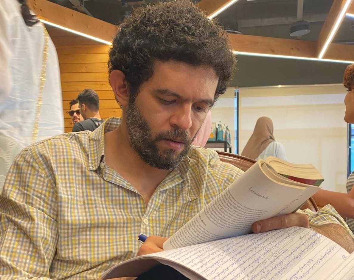 «أمن الدولة» تقرر حبس رسام الكاريكاتير أشرف عمر 15 يومًا