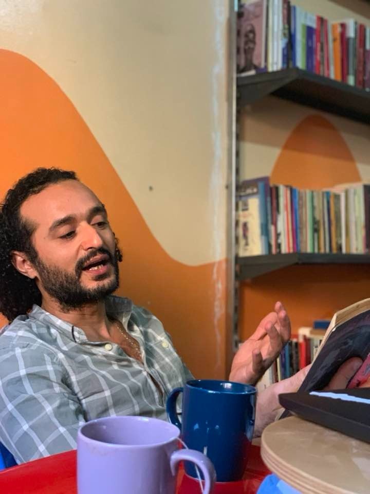 أحمد دومة: السلطة أو أحد أجهزتها مصرة على إجهاض عودة أي معتقل سابق لحياته الطبيعية