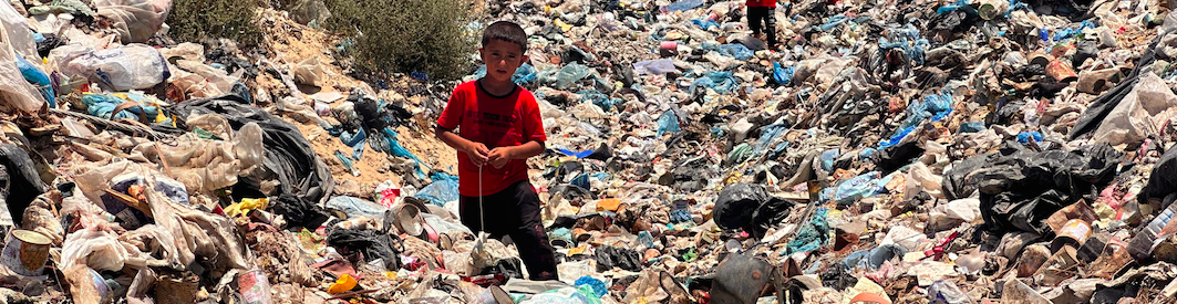 النفايات تجثم على خيام النازحين في غزة