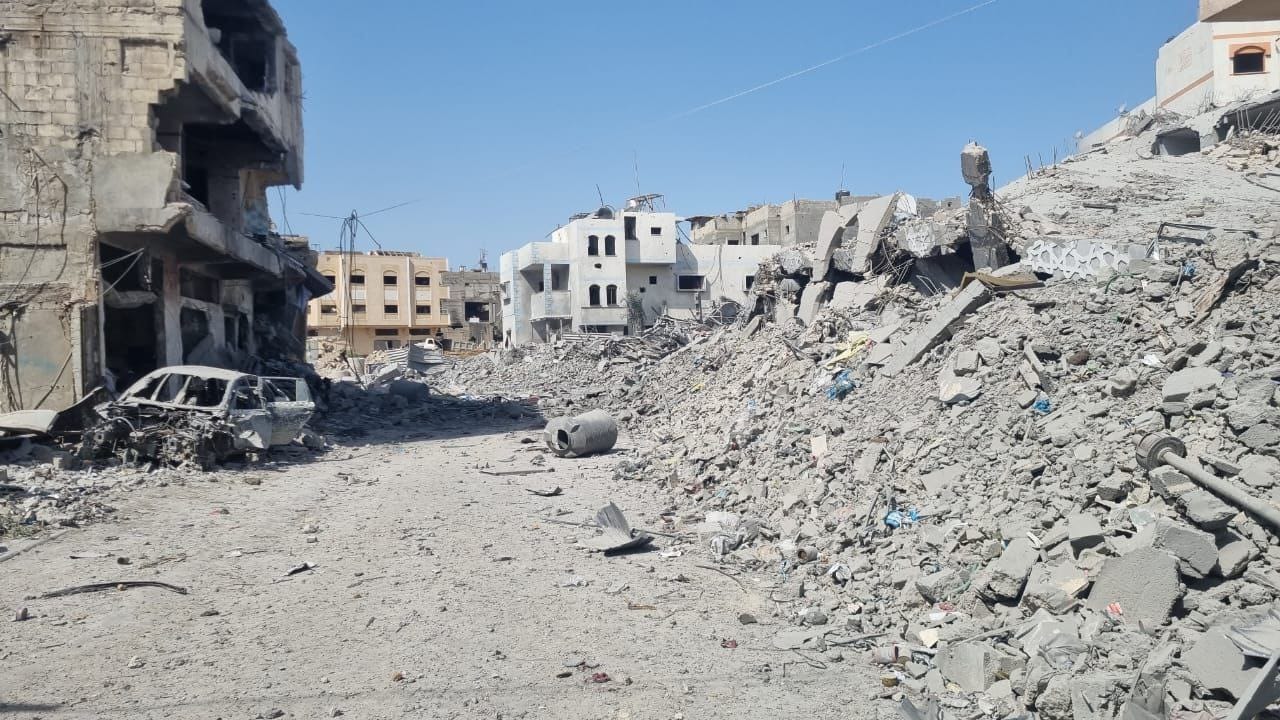 الاحتلال يقصف نازحين في مدرسة بـ«النصيرات» وساحة مستشفى في دير البلح | حصار «جباليا» لليوم العاشر.. واستهدف مركز توزيع مساعدات | قتيلان في جنين وإصابات في نابلس 