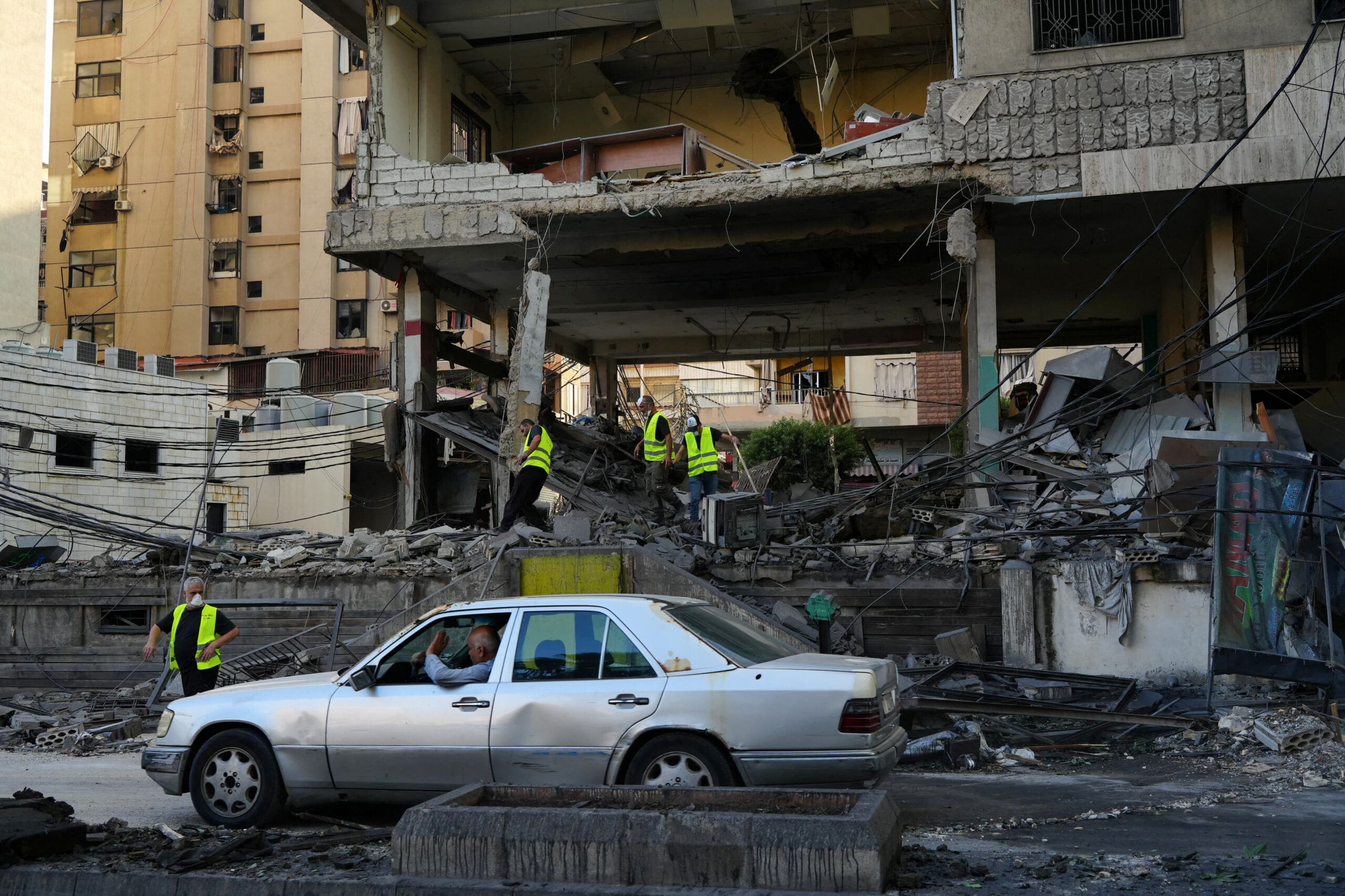 مقتل 23 لبنانيًا بغارات إسرائيلية أمس.. و30 غارة على الضاحية الجنوبية بزعم استهداف مستودع أسلحة
