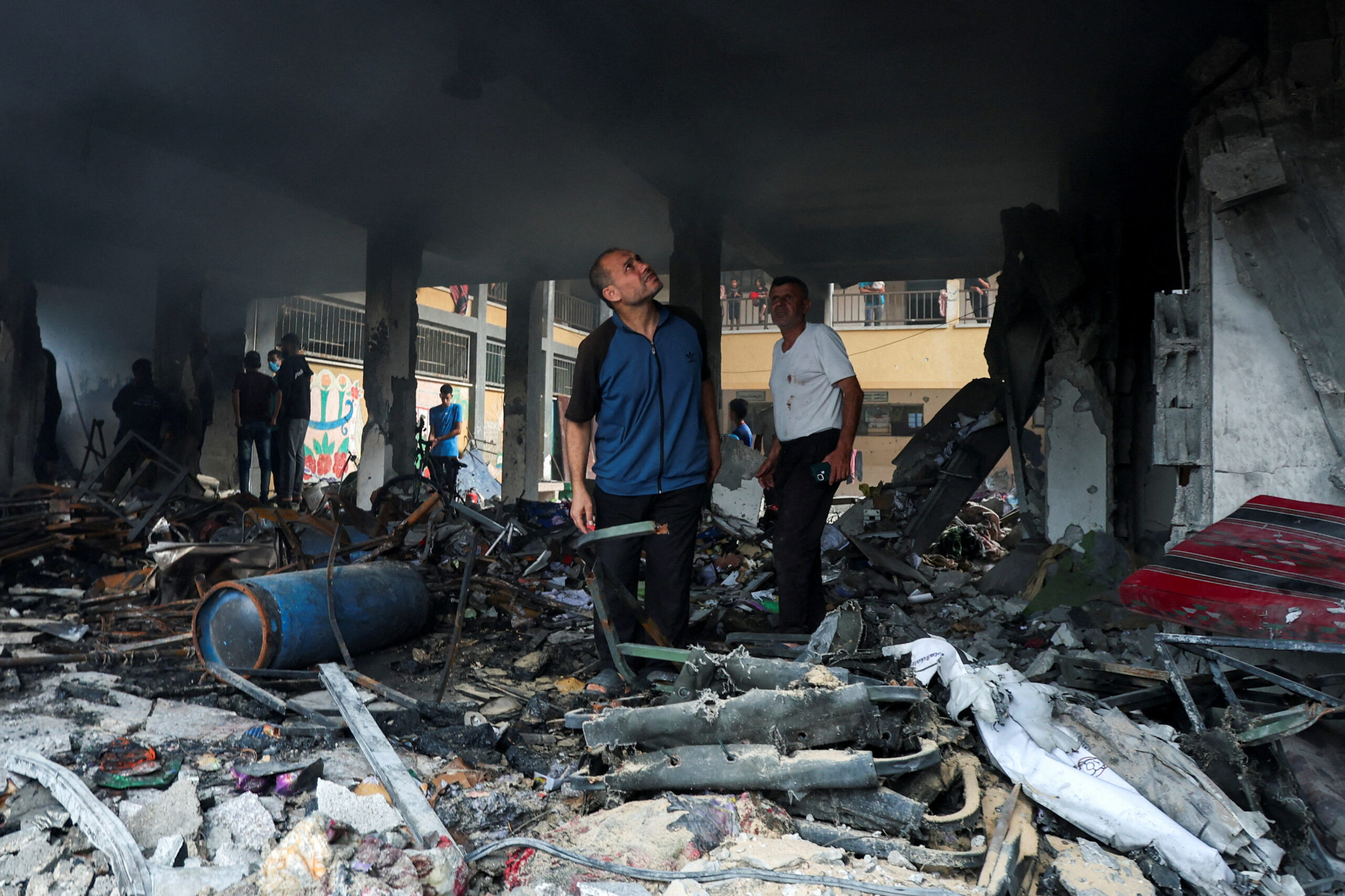الاحتلال يقتل 26 نازحًا بقصف مدرسة ومسجد يؤويان نازحين في وسط القطاع | مقتل مجندة بالشرطة الإسرائيلية وإصابة 9 آخرين بإطلاق نار في بئر السبع 