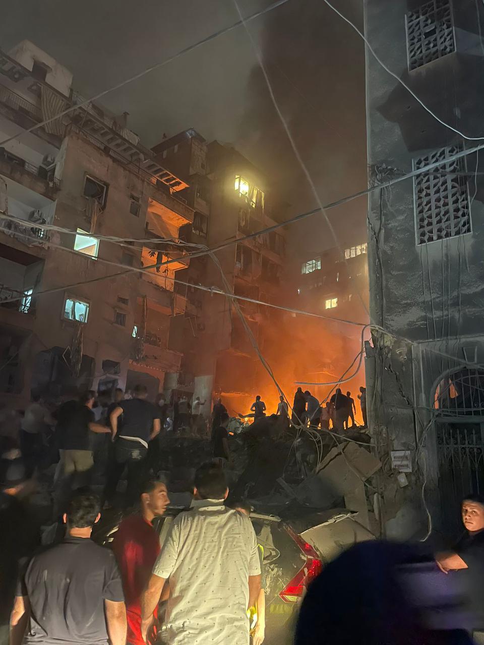 5 قتلى من أسرة واحدة بينهم 4 أطفال في قصف إسرائيلي بصيدا.. وحزب الله يقصف مصنع مواد متفجرة في حيفا