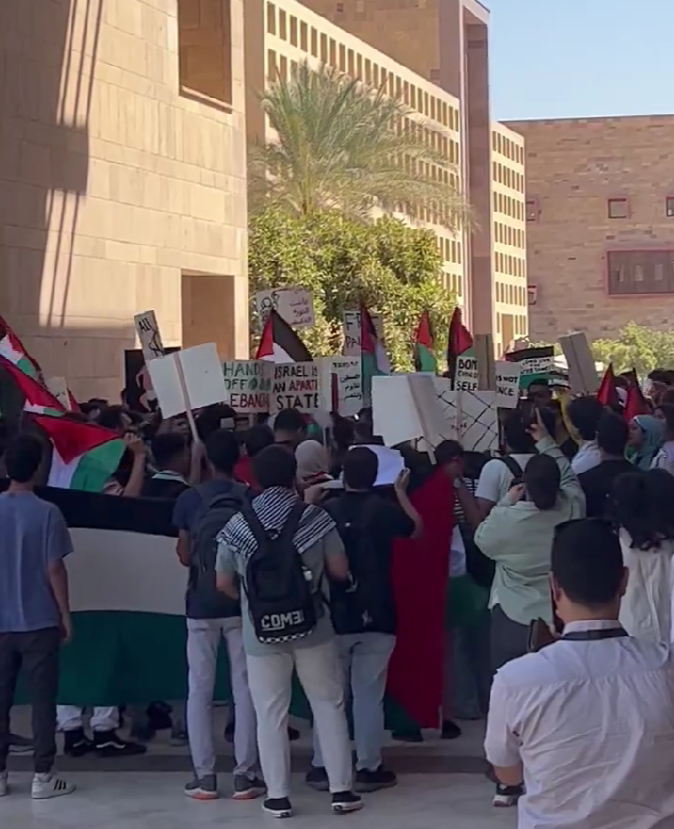 Dozens of AUC students hold campus demonstration supporting Palestinians