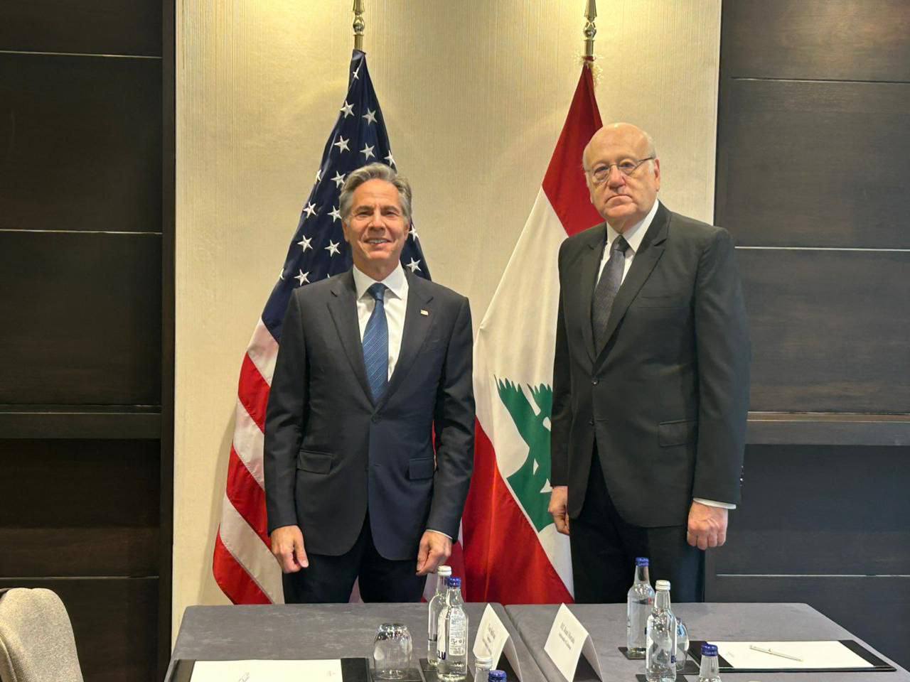 إسرائيل تكثف غاراتها على صور وصيدا وسط آمال ضئيلة للوصول إلى وقف لإطلاق النار
