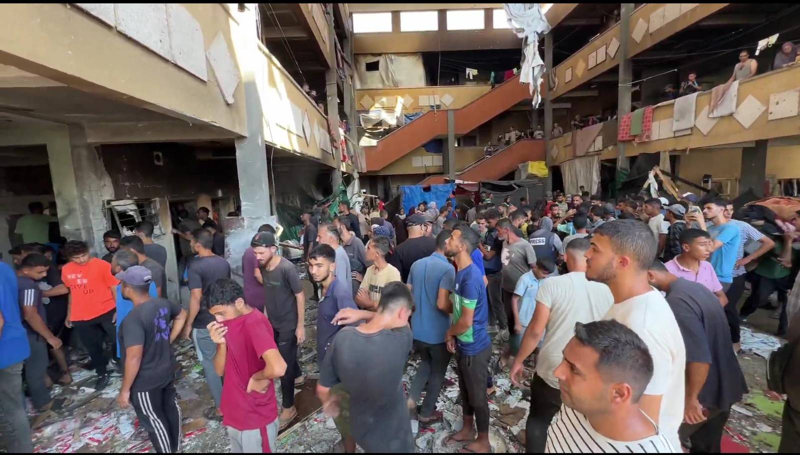 إعدام النازحين مستمر خلال حصار «جباليا» | قصف مدرسة في دير البلح يقتل 28 نازحًا | الاحتلال يستهدف «عمدًا» نقاط «يونيفيل» في لبنان