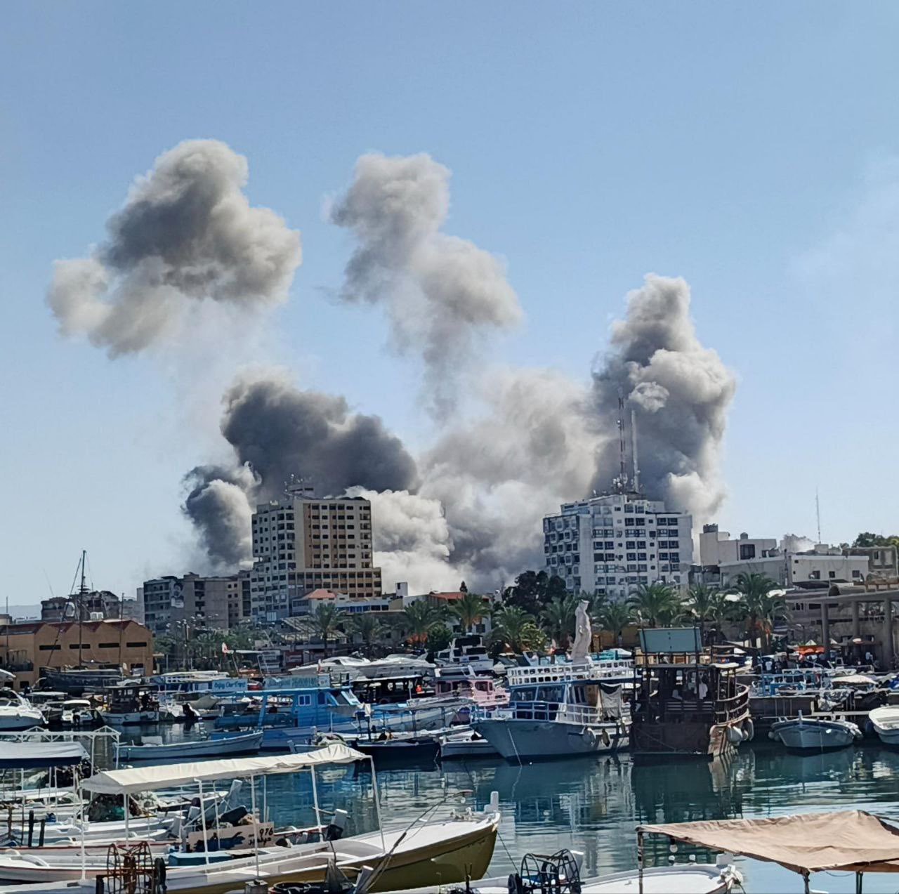 الجيش الإسرائيلي يقصف صور «لدفع سكانها والنازحين شمالًا».. ويقتل 19 من أسرة واحدة في «الزهراني»
