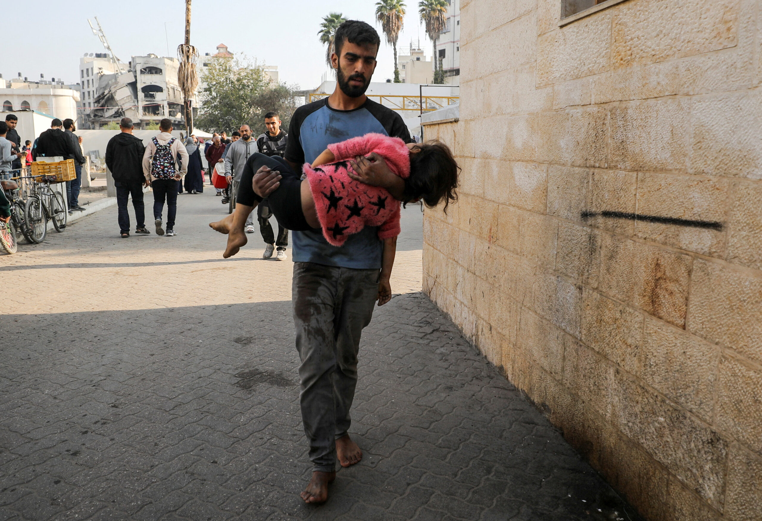 مقتل 36 فلسطينيًا بينهم 15 طفلًا في مجزرة بجباليا | «القسّام»: أجهزنا على قوة إسرائيلية من المسافة صفر في بيت لاهيا |  قطر «تعلّق» جهودها في الوساطة بين «حماس» وإسرائيل