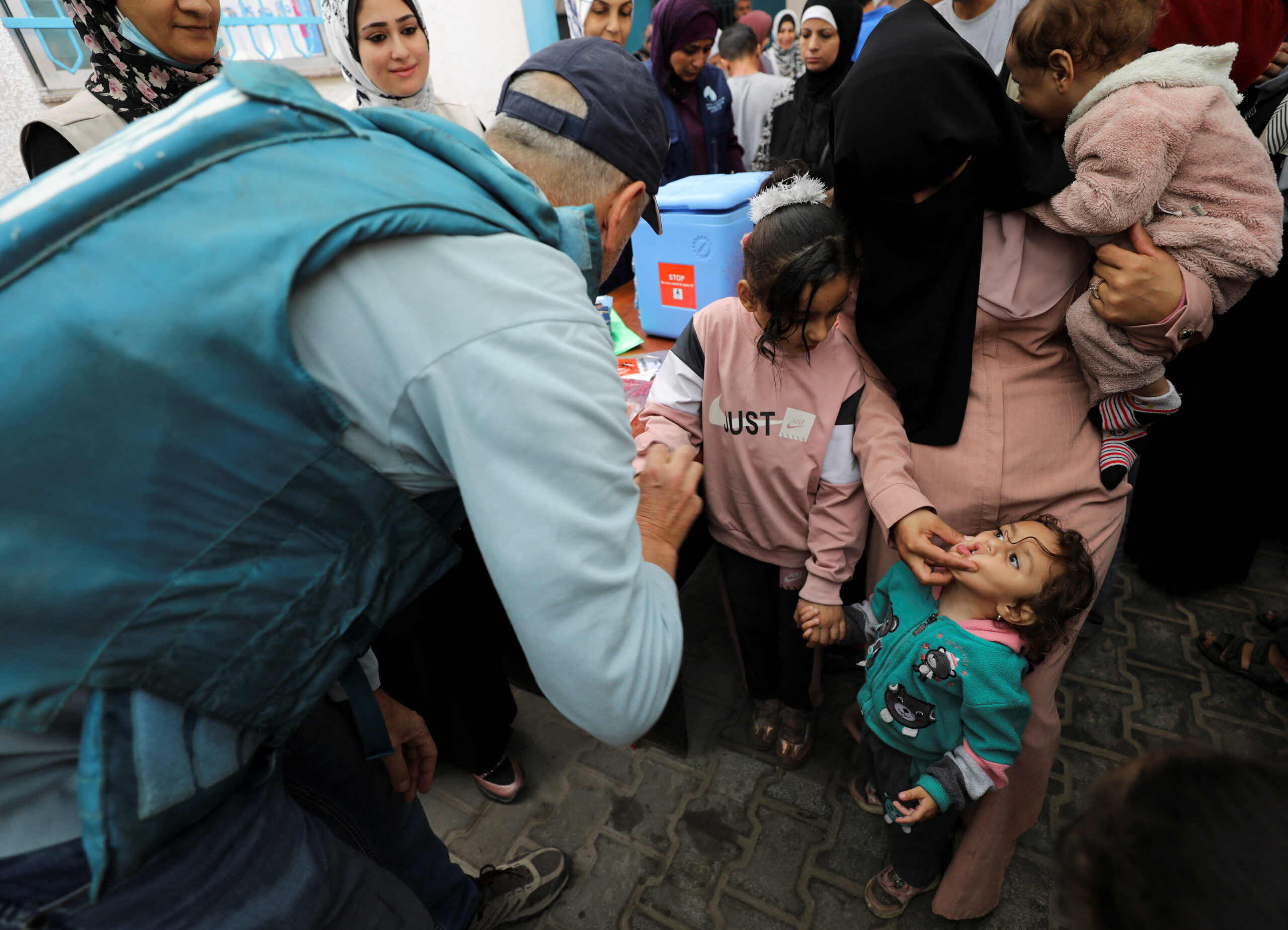 الاحتلال يقتل 55 فلسطينيًا في 24 ساعة ويصيب 3 أطفال بعد استهداف «نقطة تطعيم شلل الأطفال» | جوتيريش عن ضحايا الصحفيين: مستوى غير مسبوق من القتل