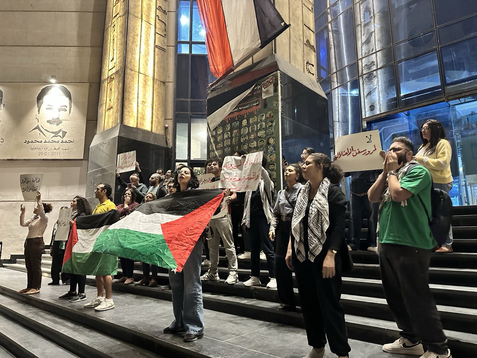 Protestors denounce ‘Israel’s two ships’ on Journalists Syndicate stairs