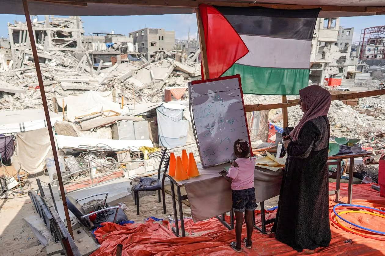 الاحتلال يقتل 8 فلسطينيين في مدرستي إيواء بغزة.. و«أونروا»: جيل كامل سيُحرم من التعليم | كاتس: نزع سلاح حزب الله أحد أهداف الحرب