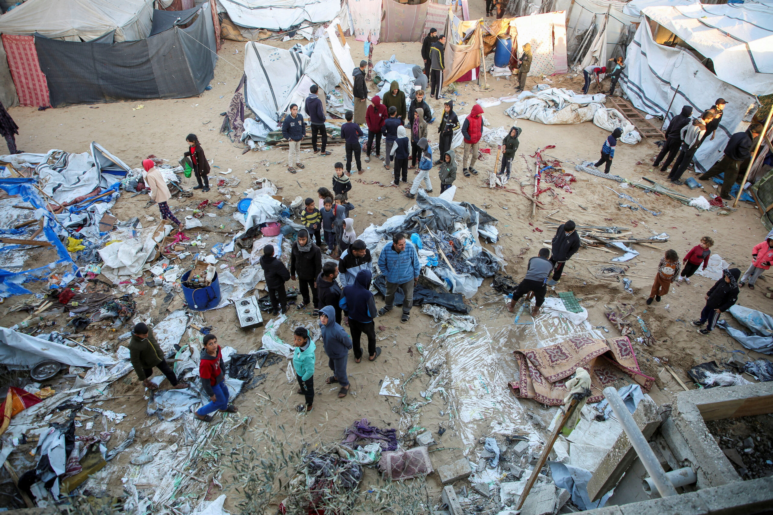 قصف الاحتلال يقتل 38 فلسطينيًا خلال 24 ساعة.. والمقاومة مستمرة في جباليا | البنك الدولي: الحرب الإسرائيلية دمّرت 93% من بنوك القطاع