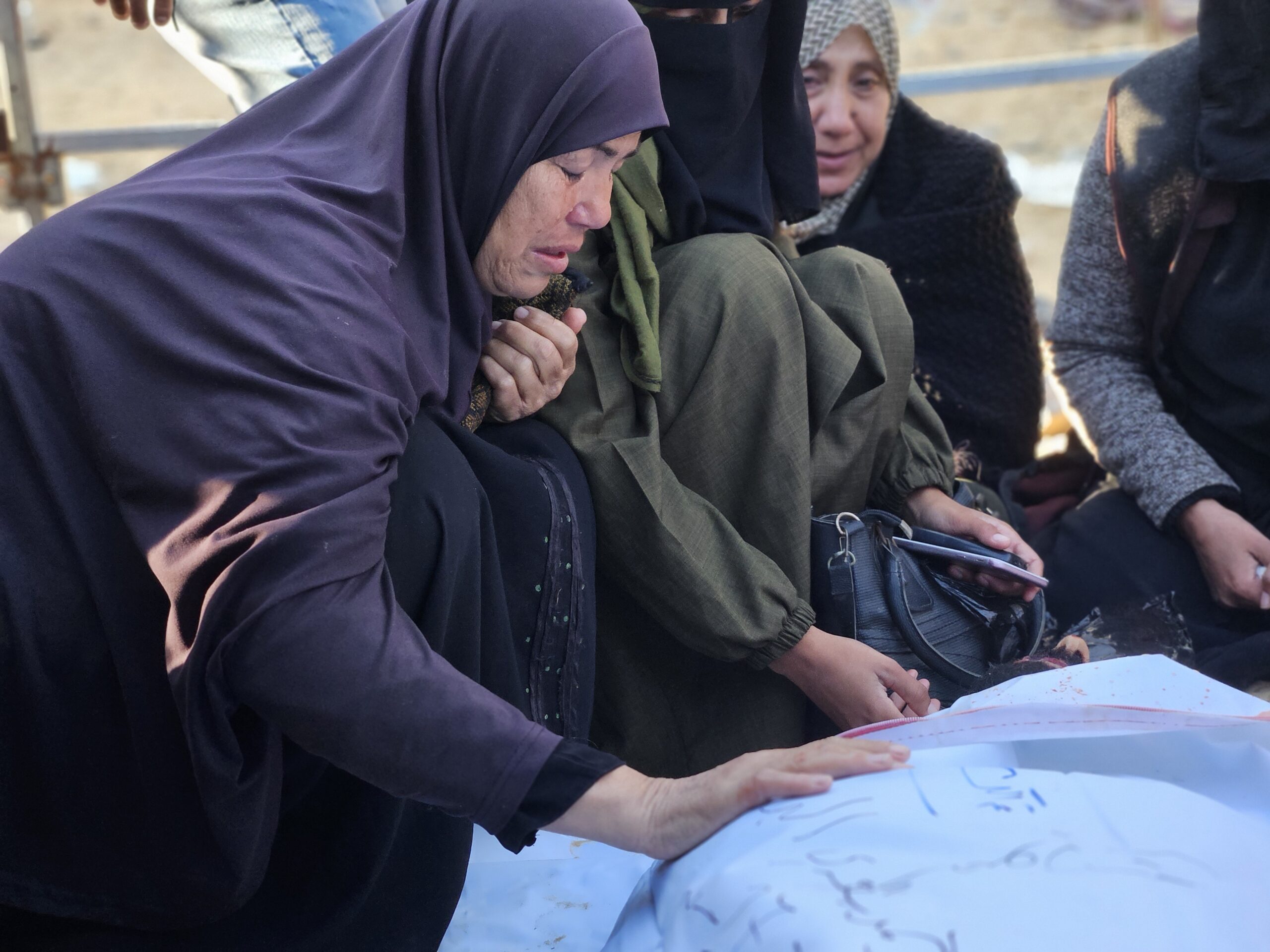 الاحتلال يقصف خيام النازحين مجددًا ويحرق مستودع أدوية | «القسّام» تحرر فلسطينيين احتجزهم الجيش في جباليا