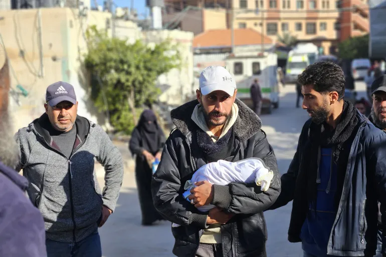 مقتل مسعفين و5 صحفيين في قصف إسرائيلي شمالي ووسط غزة.. و3 رضّع يموتون من البرد في الجنوب
