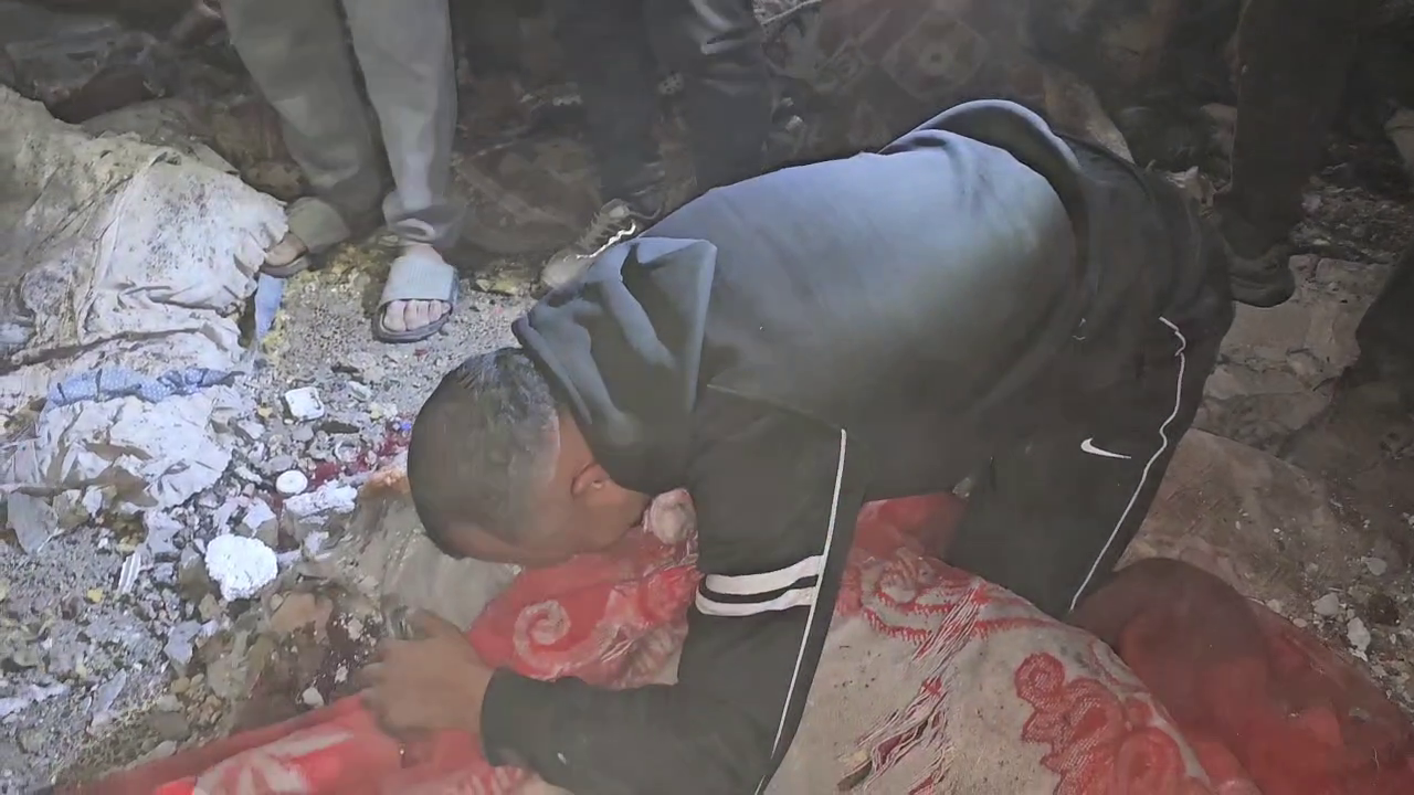 بعد قصفها ليلًا.. «الدفاع المدني» تنتشل أشلاء 25 فلسطينيًا من تحت ركام مدرسة تؤوي نازحين في خان يونس
