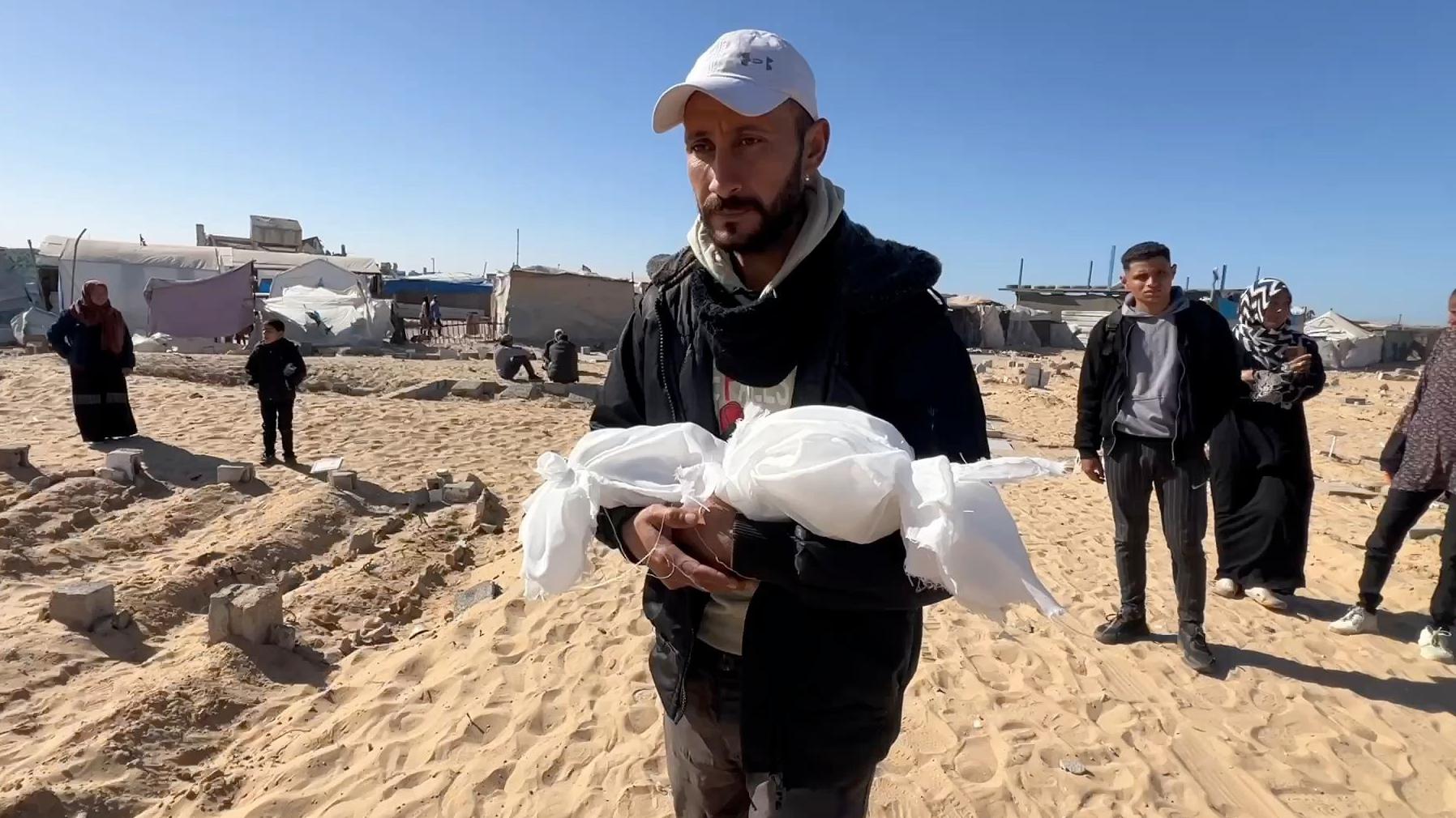 الاحتلال يقتل 49 فلسطينيًا خلال 24 ساعة.. والبرد القارس يقتل طفلًا سابعًا | بلينكن: «حماس» متعاونة في المفاوضات.. وإسرائيل تنفي تقديم قائمة بالأسرى 