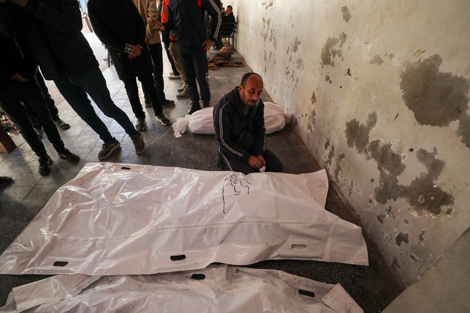 قطاع غزة يستقبل العام الجديد بالدماء.. القصف يقتل 26 فلسطينيًا وسكان الخيام يرتعشون من البرد