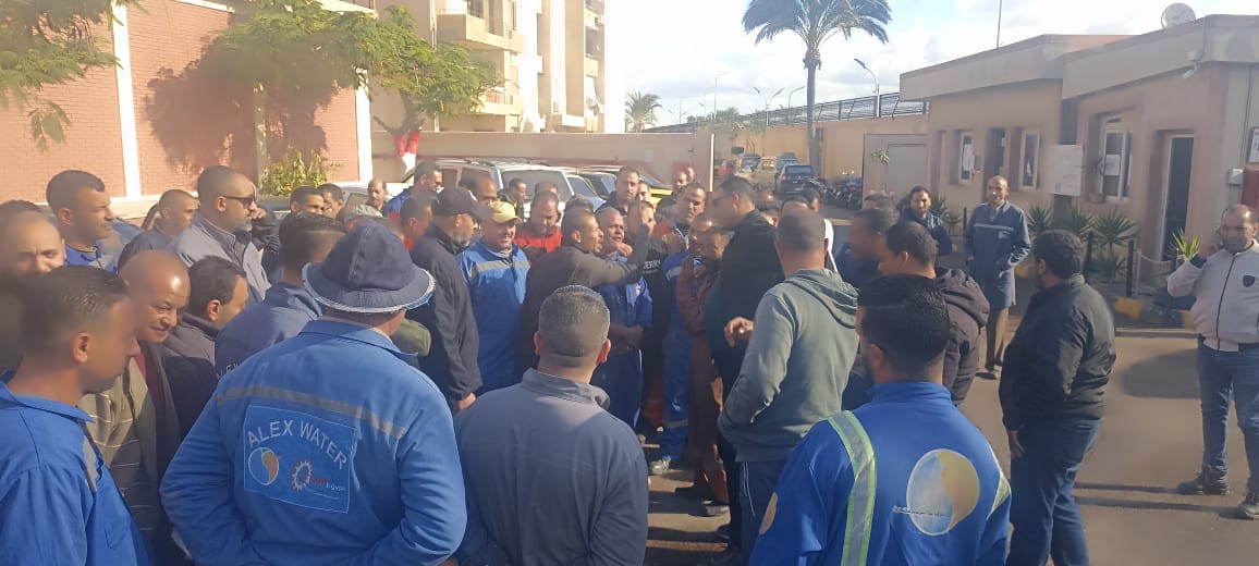 عمال «مياه» الإسكندرية يعلقون احتجاجهم بعد وعود ببحث المطالب.. ومتحدث الشركة: لم نتأخر عنهم في شيء
