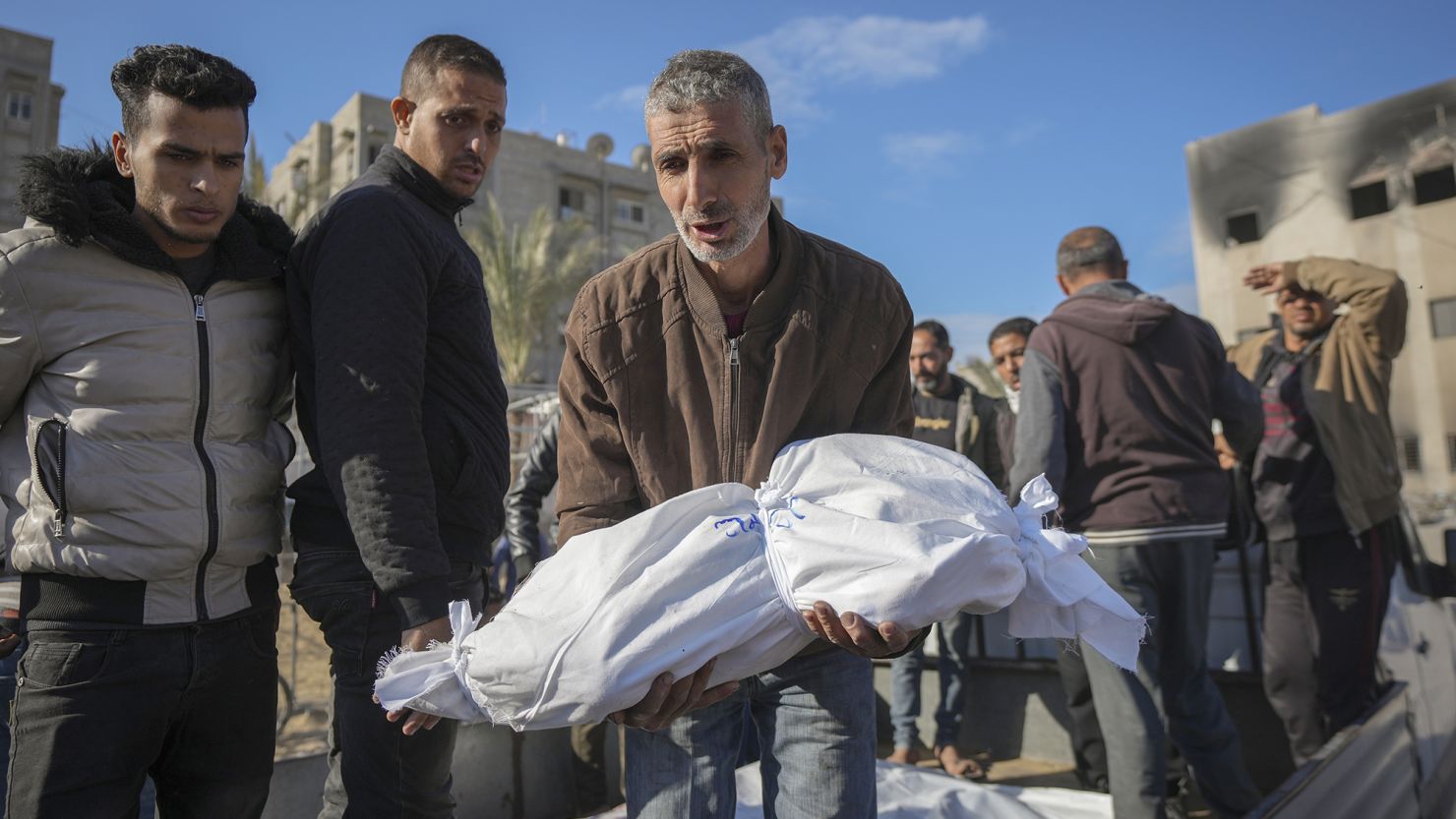 غارة على مدرسة تؤوي نازحين تقتل 8 فلسطينيين| «حماس» و«فتح» تتبادلان الاتهامات بشأن أحداث الضفة