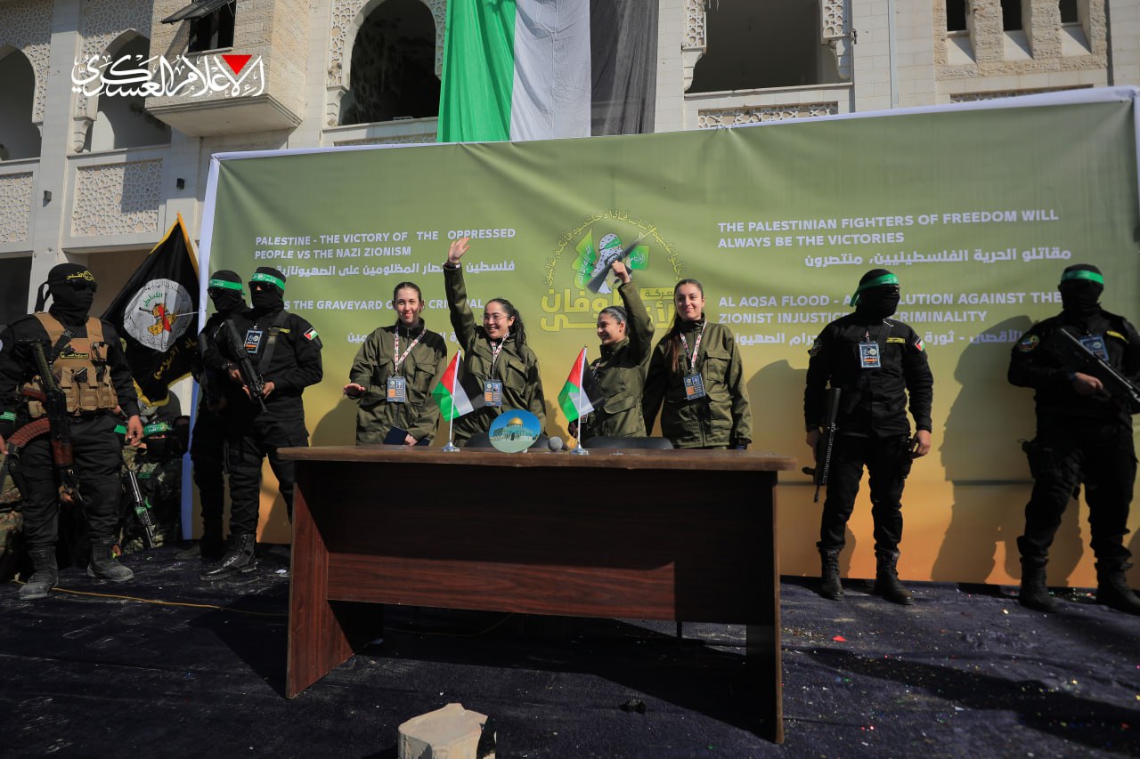 المقاومة تُفرج عن 4 مجندات إسرائيليات في «عرض هز إسرائيل».. ونتنياهو: لا عودة إلى «الشمال» حتى الإفراج عن «يهود»