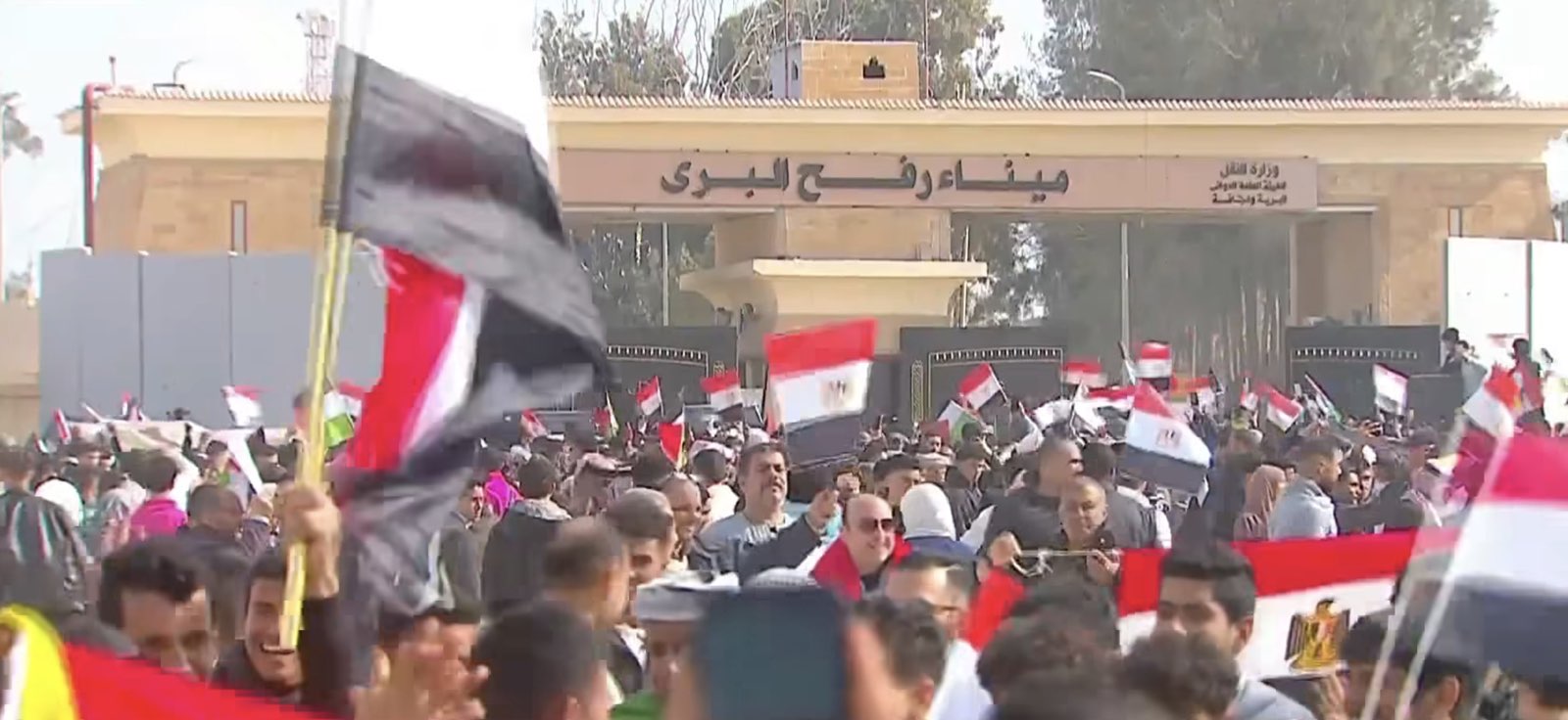 حشد مئات المتظاهرين أمام معبر رفح.. وزهران: لا أعلام ولا شعارات سوى لمصر وفلسطين