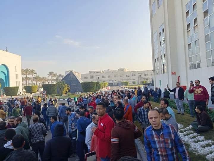 عمال «النساجون الشرقيون» يعلقون إضرابهم بعد وعود بإعادة هيكلة الأجور