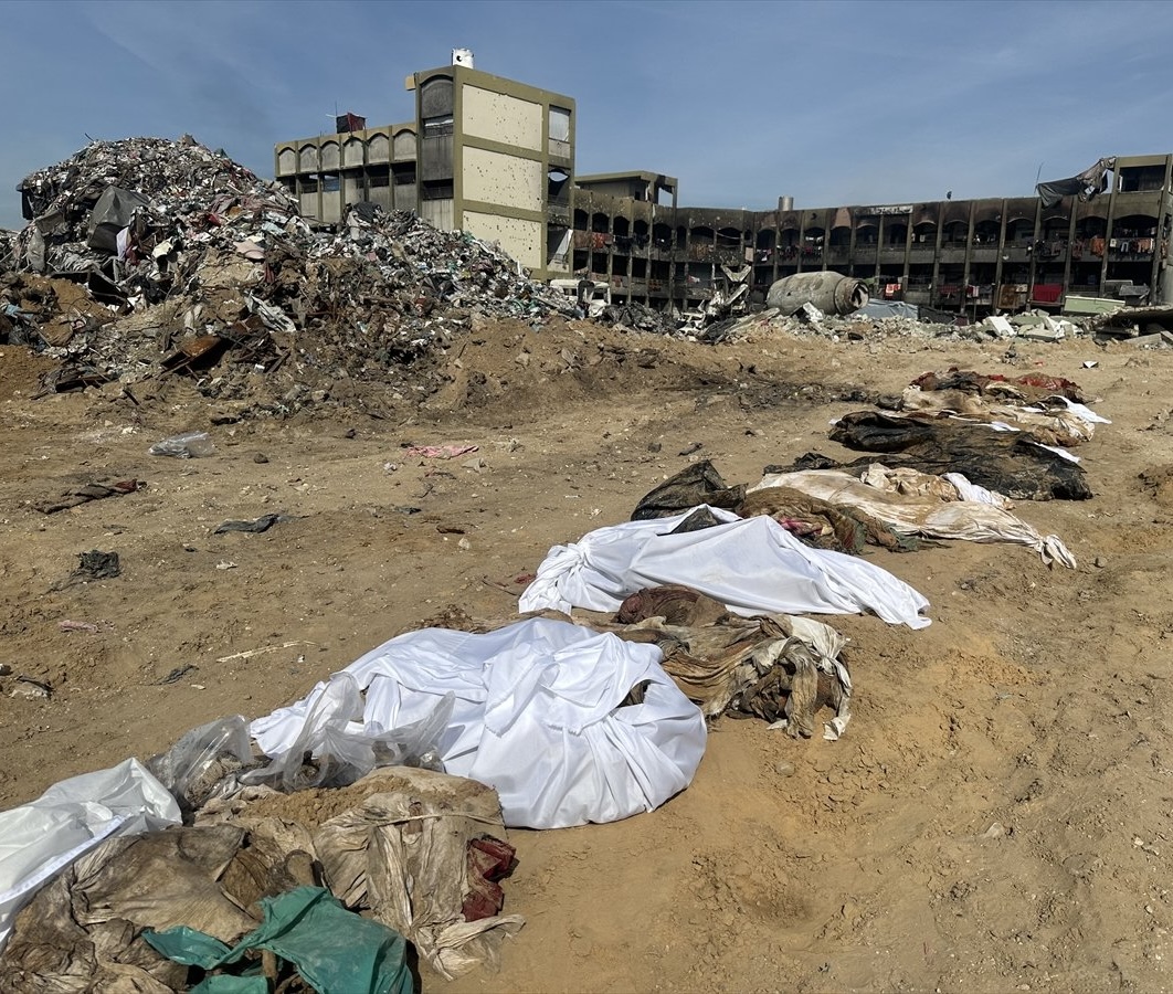 «الدفاع المدني»: انتشال جثامين 19 قتيلًا من مقبرة عشوائية في غزة | مقتل جنديين إسرائيليين وإصابة 7 في عملية إطلاق نار شمالي الضفة