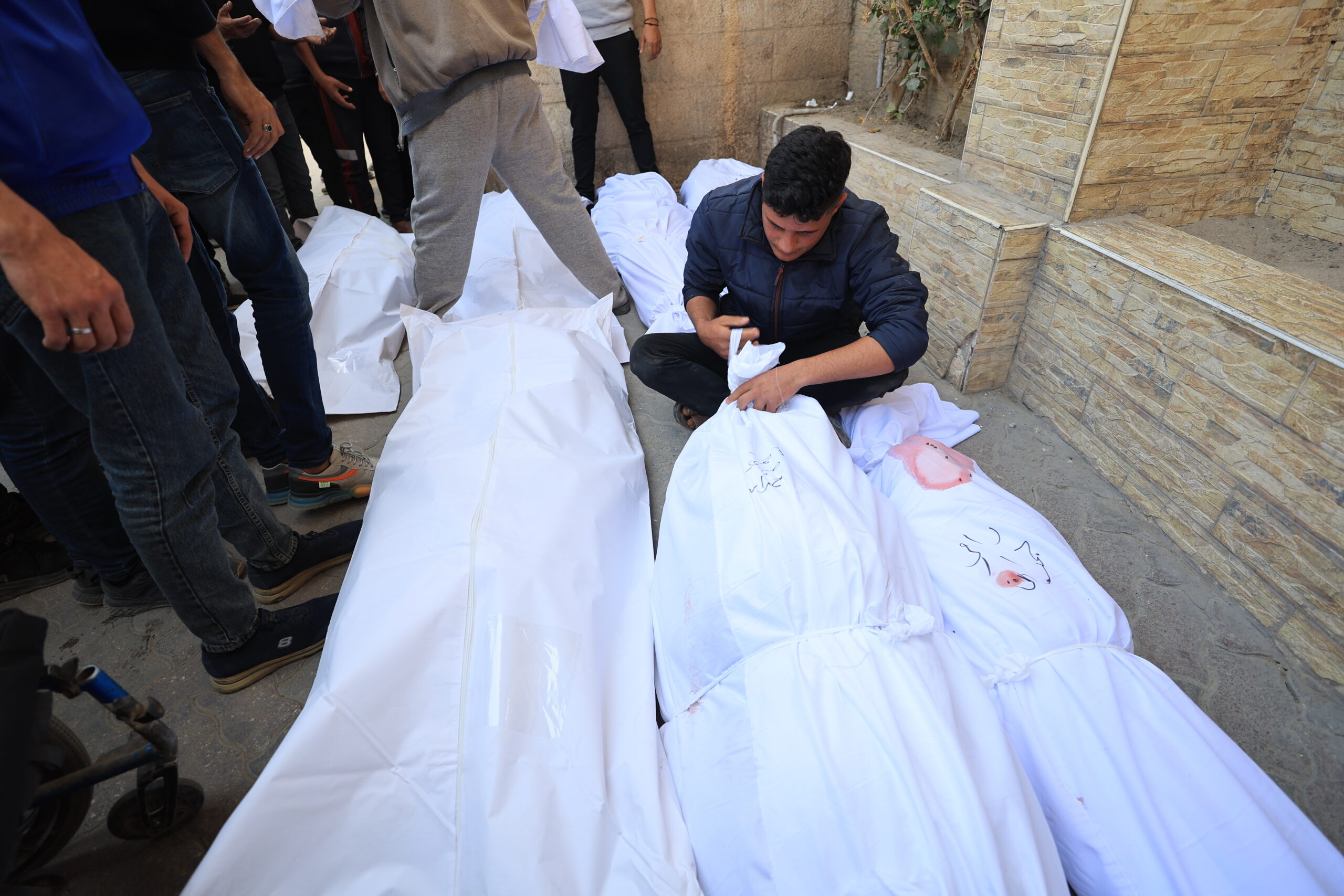 «نار جهنم صبت علينا».. غارات الفجر الإسرائيلية تقتل 420 فلسطينيًا | نزوح جديد في القطاع مع عودة أوامر الإخلاء | «حماس»: التزمنا بالاتفاق لآخر لحظة.. و«السلطة» تدين تصرفاتها «غير المسؤولة»