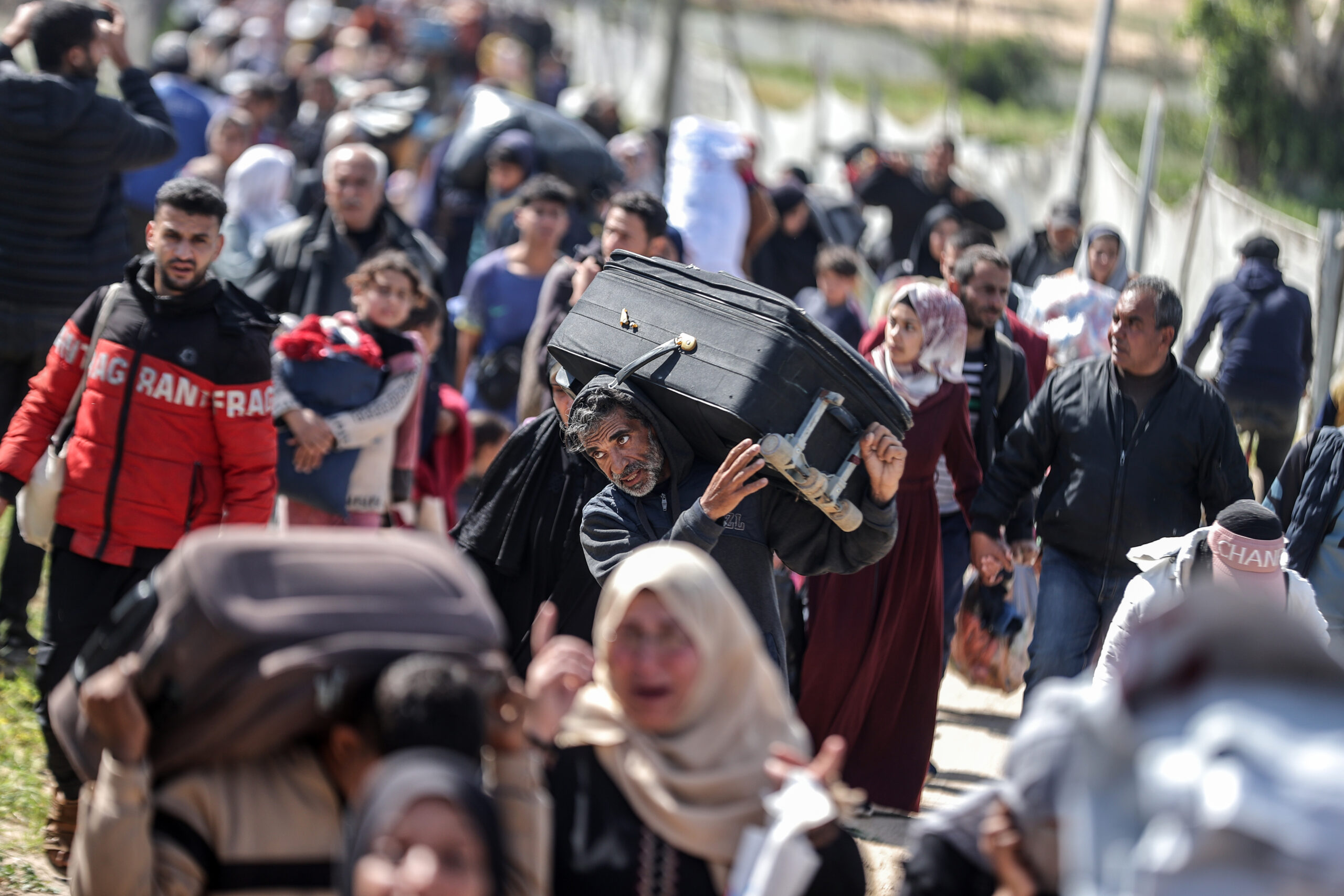 الاحتلال يقتل 322 طفلًا و174 امرأة خلال الأسبوع الأول من تجدد العدوان | 25 ألف فلسطيني أجبروا على النزوح من جنين وطولكرم | أمريكا تستهدف حزب الله بالعقوبات