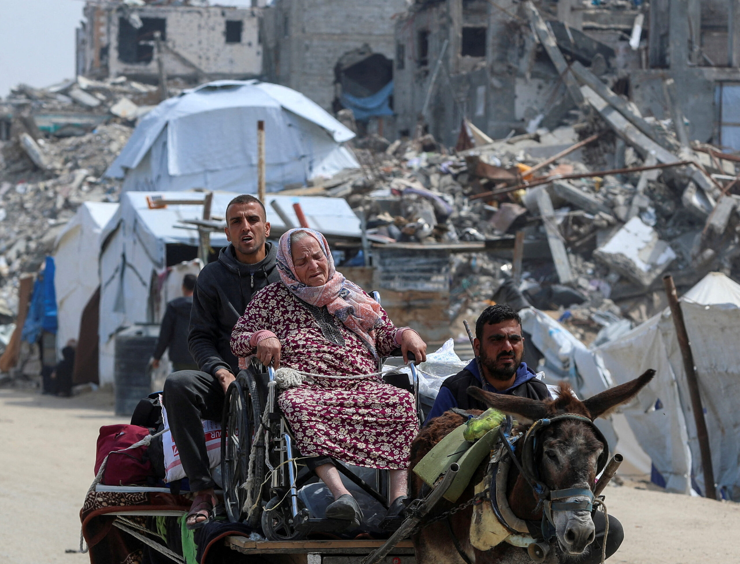 Eyewitnesses: Israeli forces abduct, execute Palestinians fleeing Rafah via designated evacuation routes