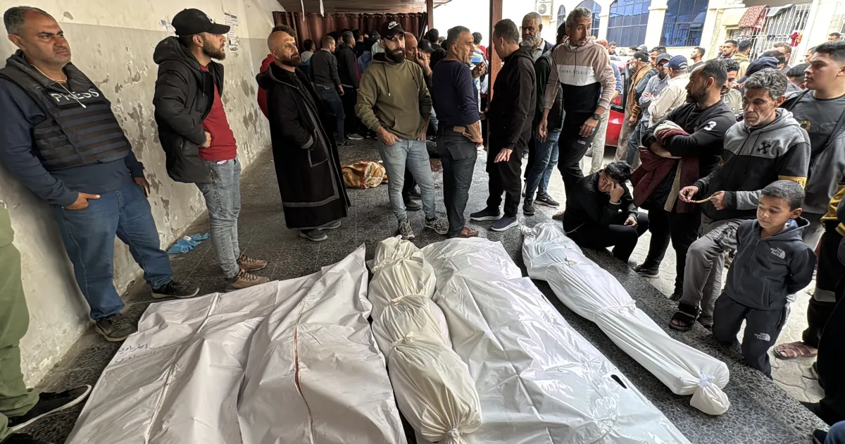 أول أيام العيد في فلسطين: القصف على غزة مستمر.. وانتشال جثامين طواقم الإسعاف والدفاع المدني المفقودين