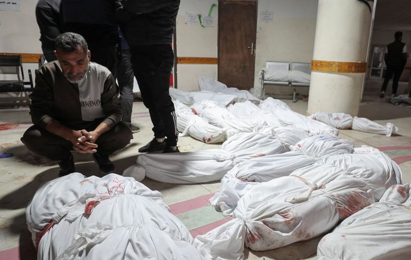 22 قتيلًا في قصف استهدف عيادة لـ«أونروا» بجباليا | توقف 25 مخبزًا في غزة عن العمل.. و«الغذاء العالمي» يحذر من نفاد إمداداته بالقطاع   