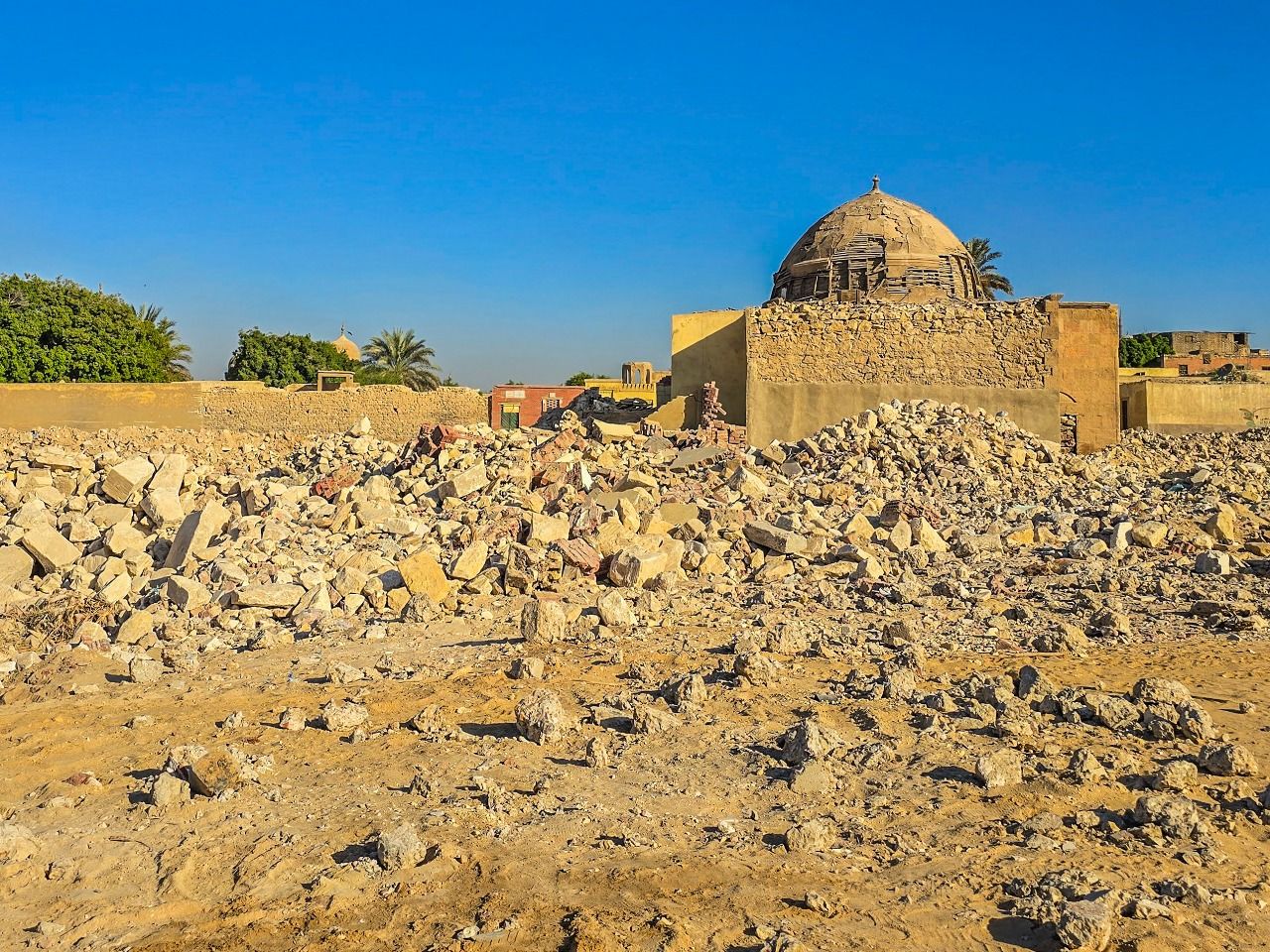 «القاهرة» تواصل هدم المقابر التاريخية في «الإمام الشافعي» وسط منع التصوير.. وباحث: خسرنا نوادر لن تعوض