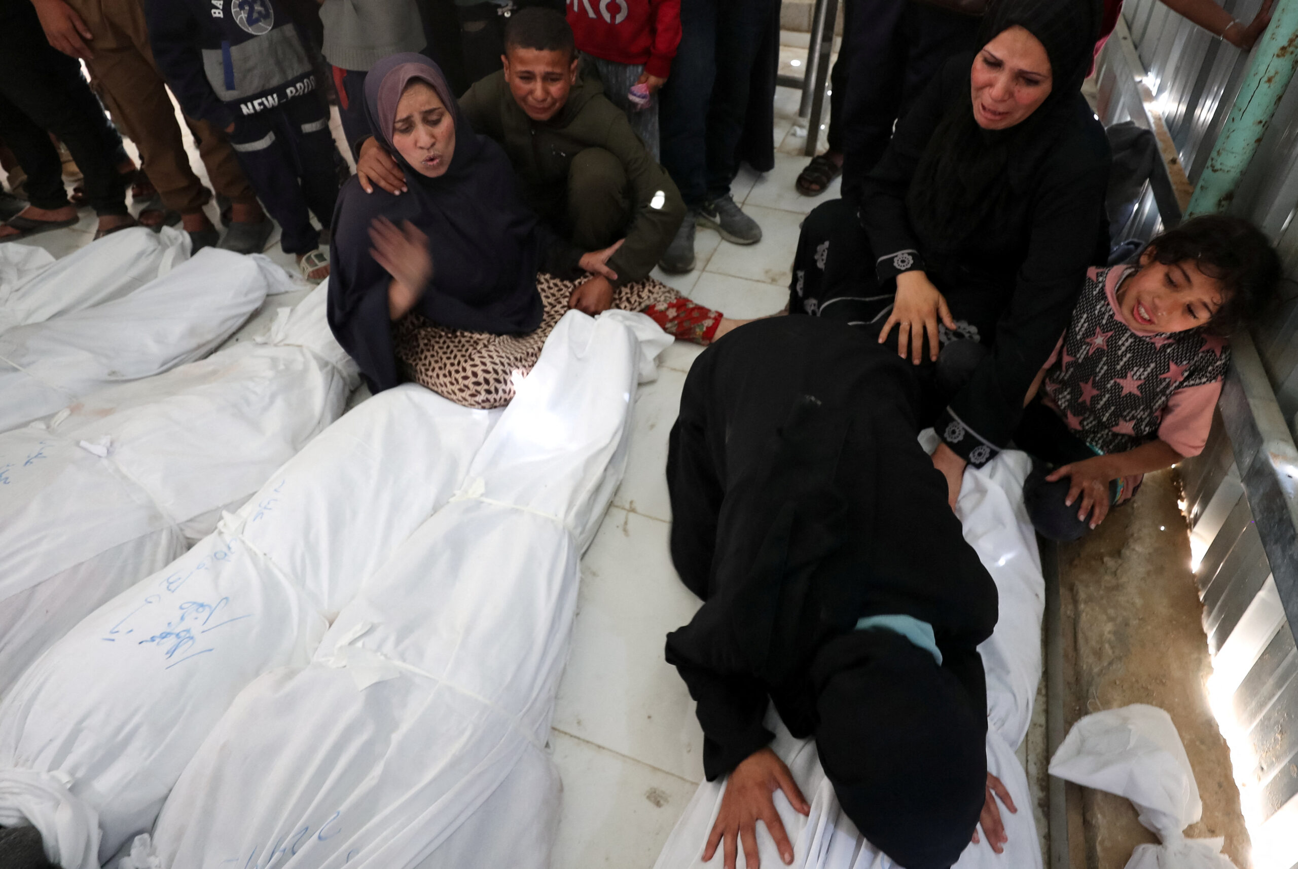 57 قتيلًا و512 مصابًا في القطاع بـ24 ساعة.. واستمرار الموت جوعًا | «الإعلام الحكومي» في غزة: 100 ألف طفل يواجهون الموت خلال أيام 