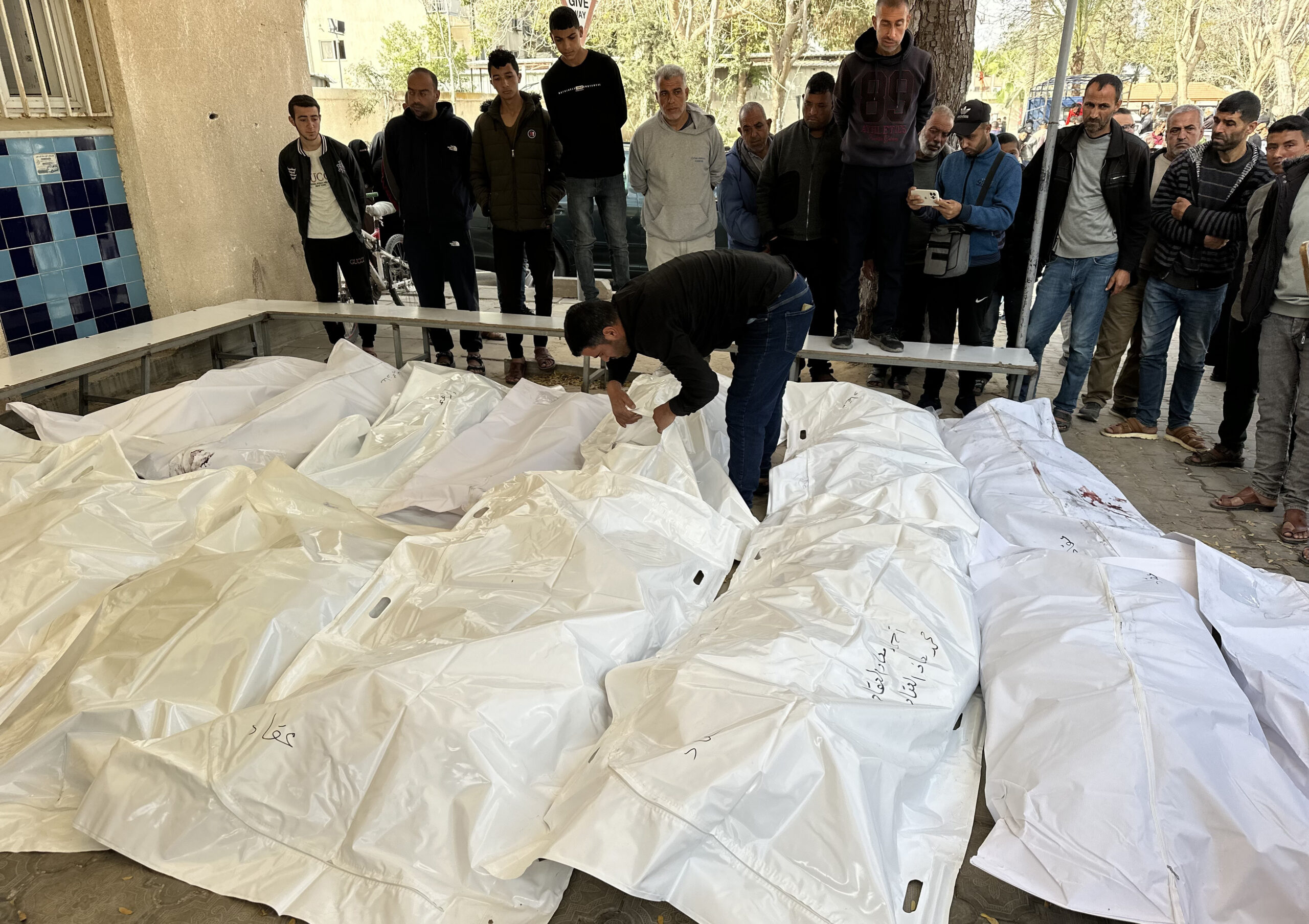 عشرات القتلى بقصف للاحتلال بينهم مدير مركز شرطة في خان يونس | إسرائيل تمنع وصول مسيحيي الضفة إلى القدس لإحياء «أحد الشعانين» 
