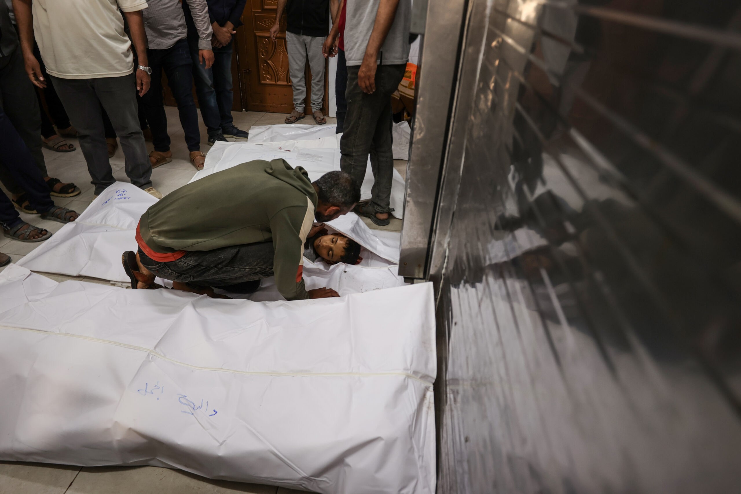 الاحتلال يقتل 32 فلسطينيًا على أبواب «غزة الإنسانية» | أبو عبيدة: استراتيجيتنا الحالية أسر جنود الاحتلال