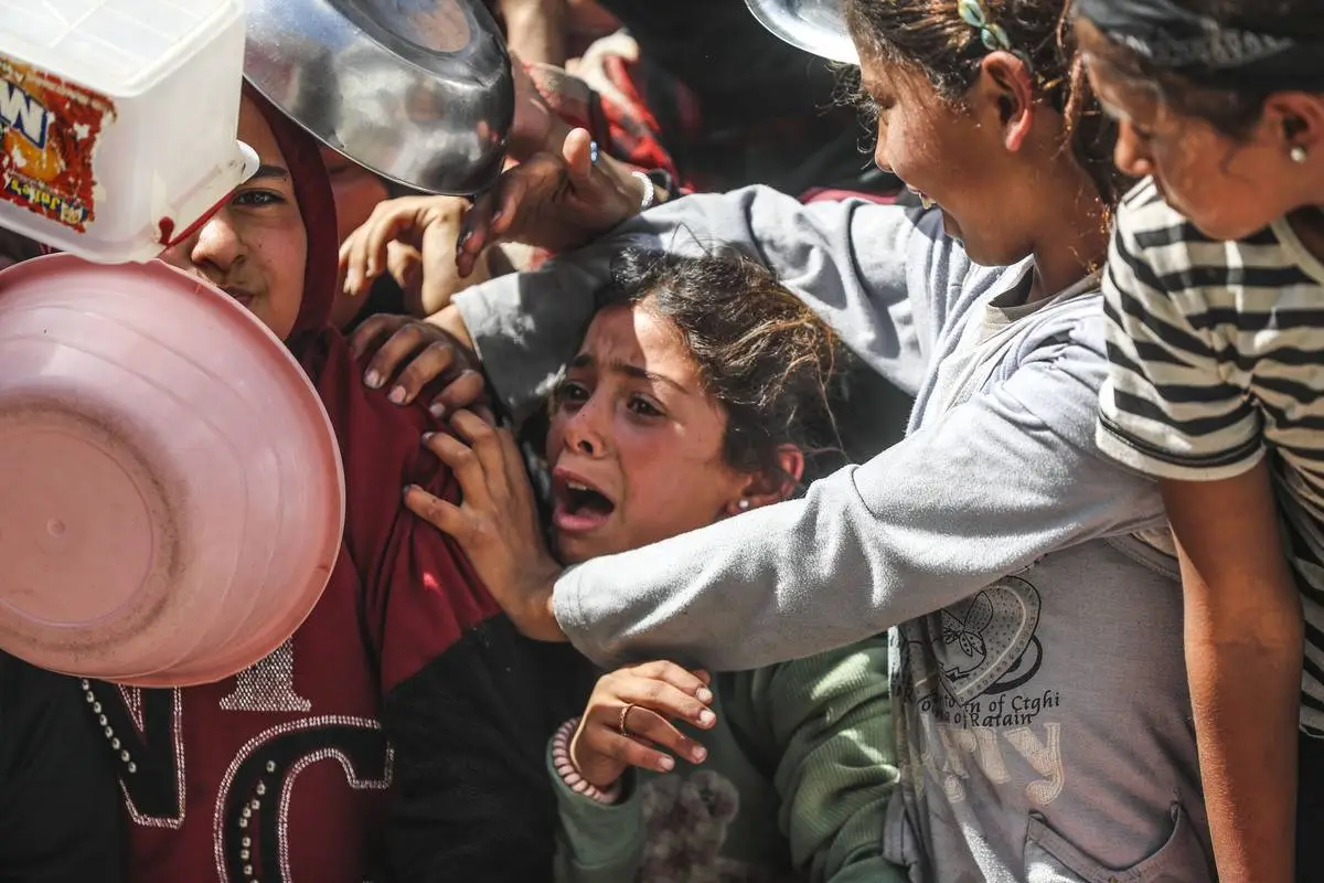 مصادر: إسرائيل تعتزم إقامة مدينة خيام و«منطقة إنسانية» في رفح لإدارة توزيع المساعدات | عشرات القتلى قصفًا خلال 24 ساعة.. ووفاة طفل جوعًا في «بيت لاهيا»