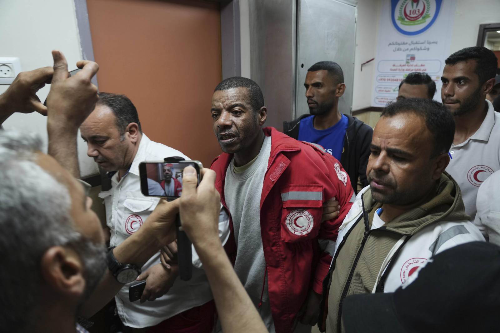 «صحة غزة»: 35 قتيلًا خلال 24 ساعة.. و52 ألفًا و400 منذ 7 أكتوبر | إسرائيل تُفرِج عن 10 أسرى بينهم معتقل من «مجزرة المسعفين» | أهالي القطاع يضطرون إلى طحن المكرونة لصنع الخبز
