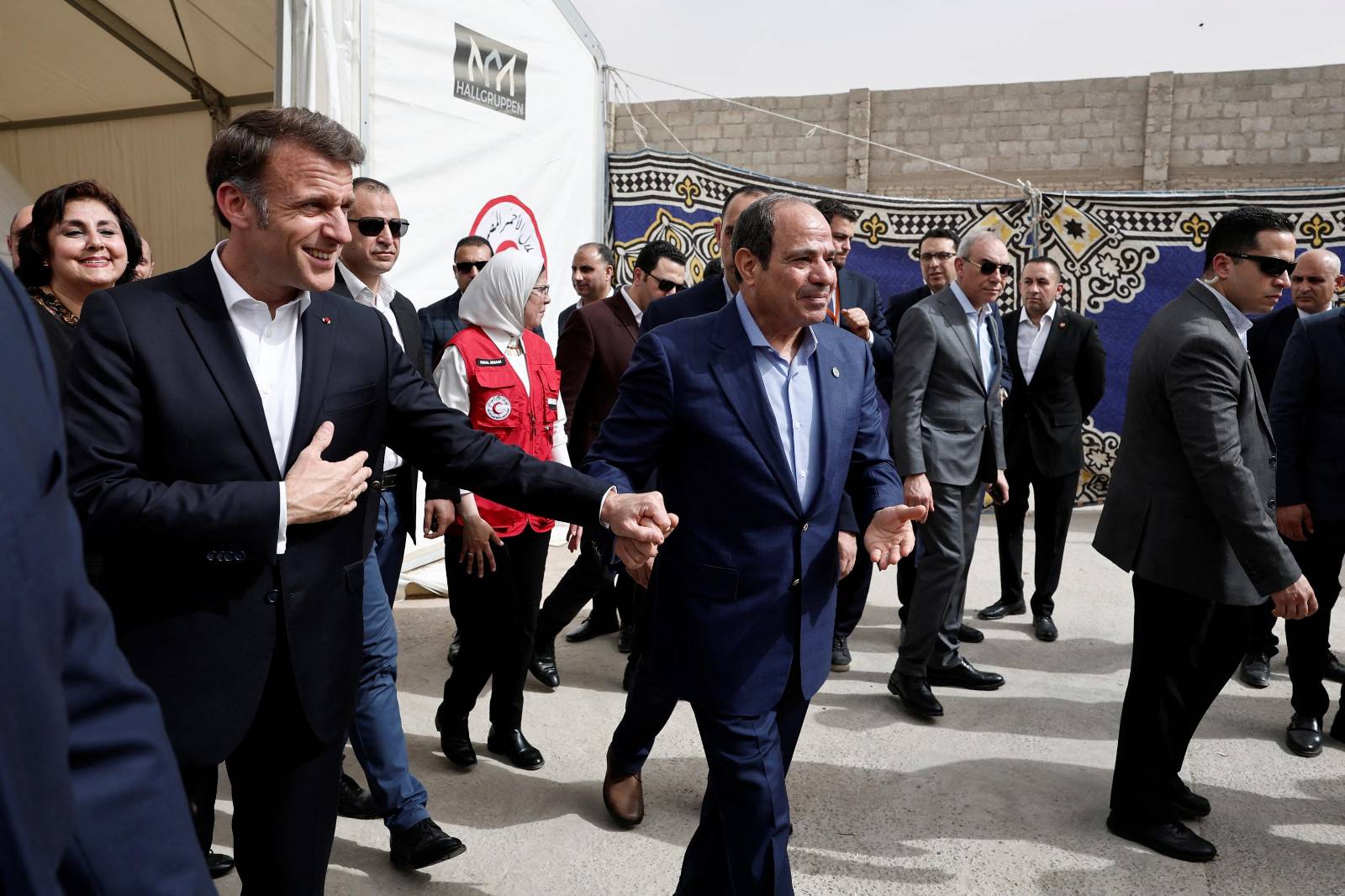 السيسي وماكرون يتفقدان الحشود والجهود لدعم غزة في العريش | «المبادرة» تطالب بإخلاء سبيل طفلين محبوسين لـ«دعم فلسطين»