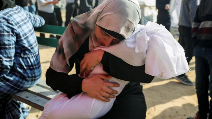 «أسوشيتد برس»: «بروتوكول البعوض».. هكذا استخدم الاحتلال مدنيين فلسطينيين كدروع بشرية | طبيبة فلسطينية تفقد 9 أبناء بقصف منزلها في خان يونس